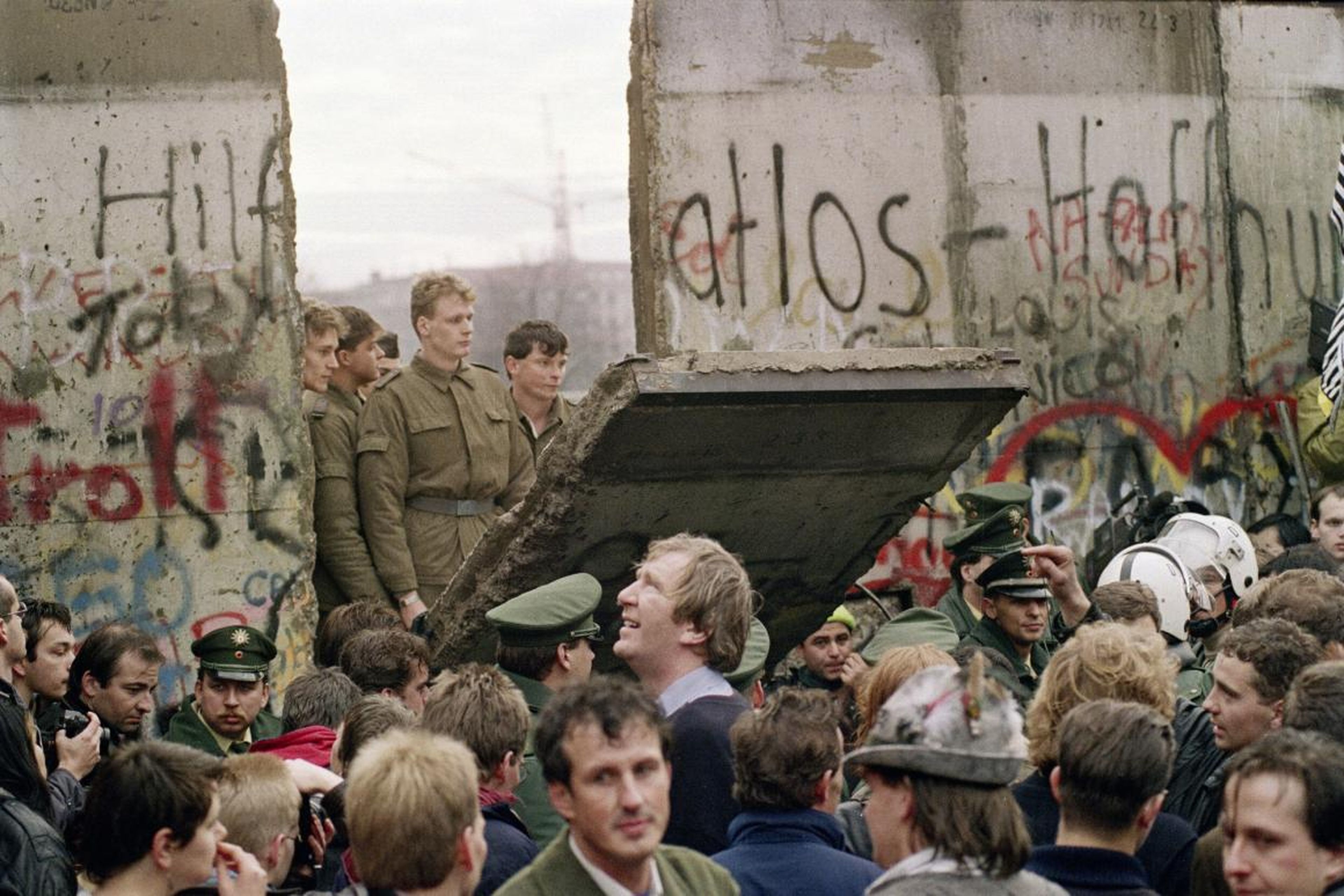 Imagen del primer derrivo del Muro de Berlín