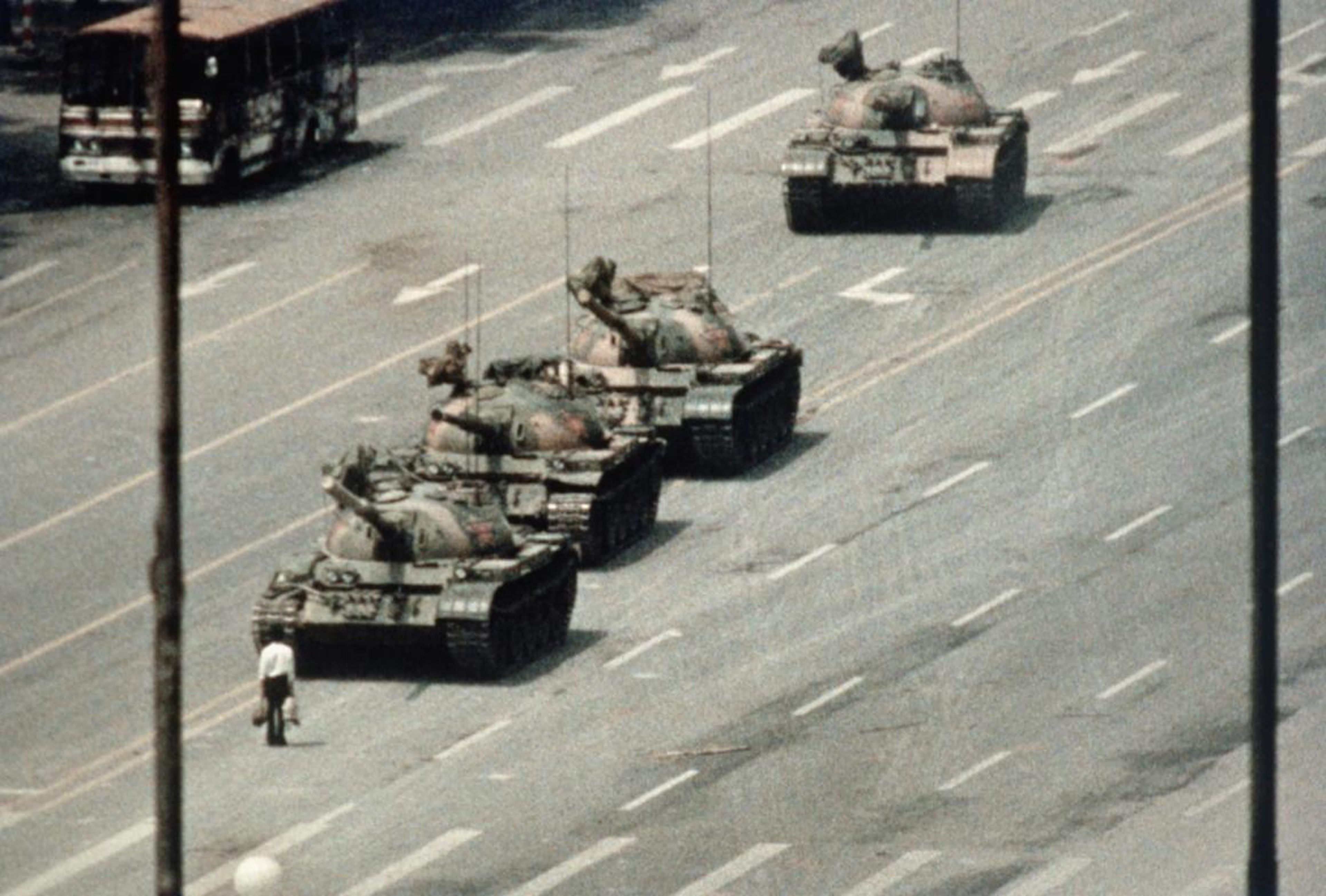 Un manifestante detiene los tanques en la plaza de Tiananmen en China