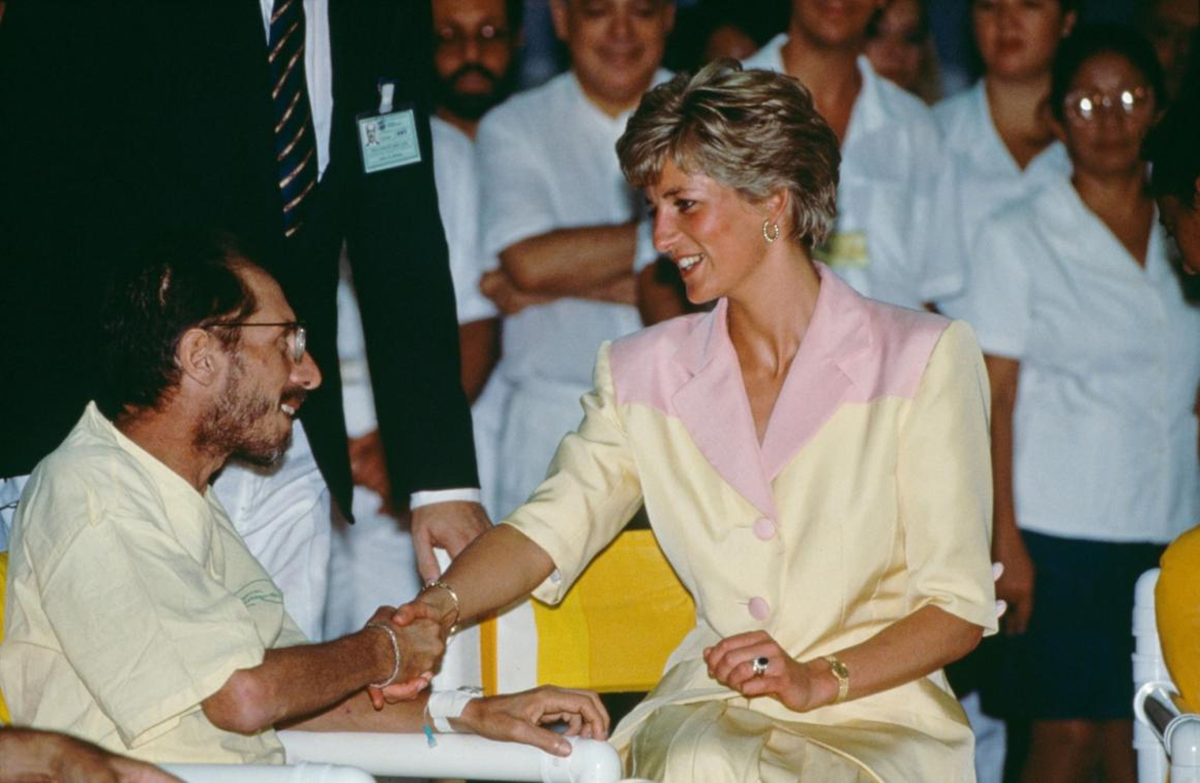 La princesa Diana visitó a pacientes con SIDA en el Hospital Universidade de Río de Janeiro, Brasil, el 25 de abril de 1991.