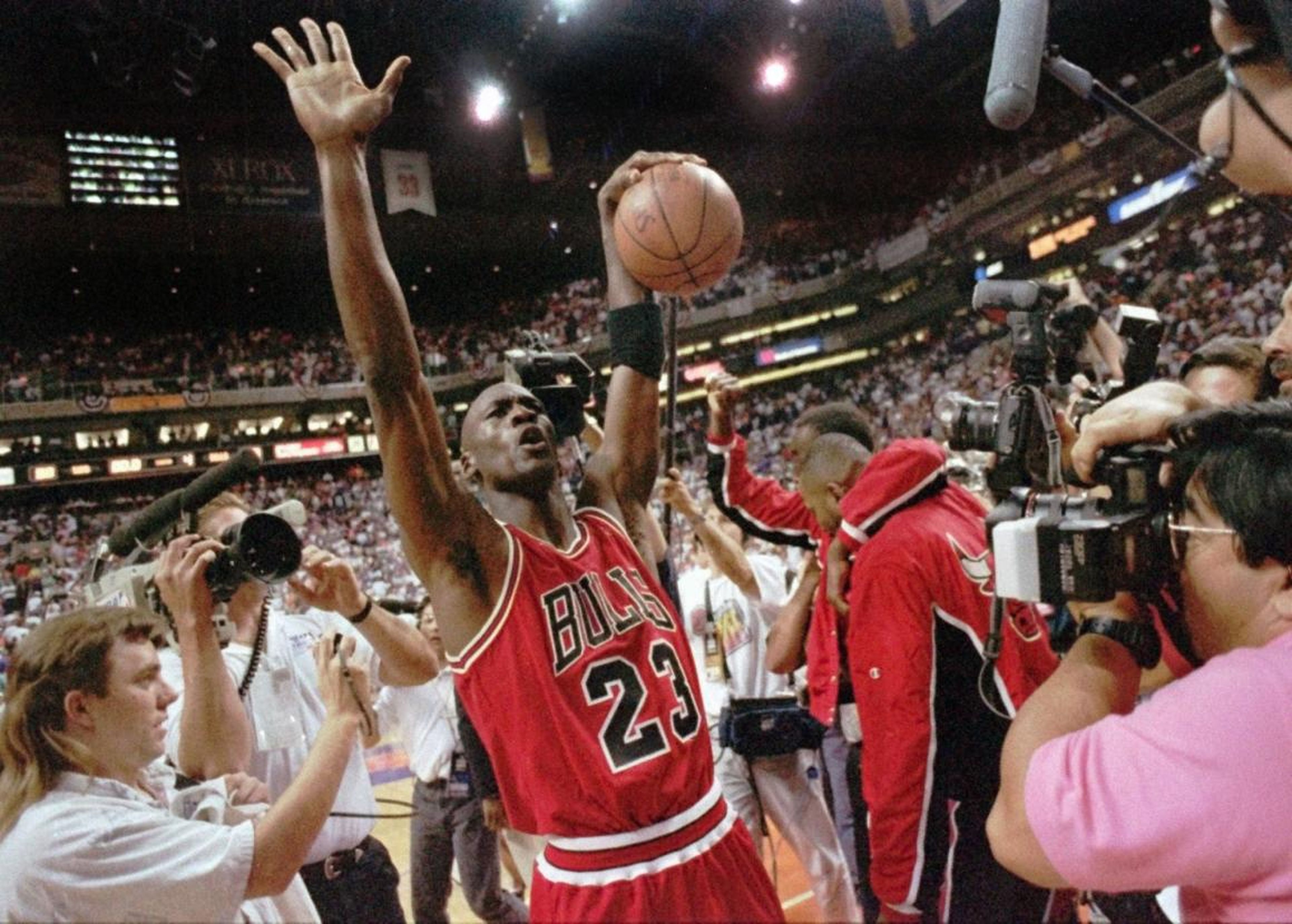 Michael Jordan de los Chicago Bulls celebra después de que los Bulls ganasen a los Phoenix Suns 99-98 para conseguir su tercer título consecutivo en la NBA