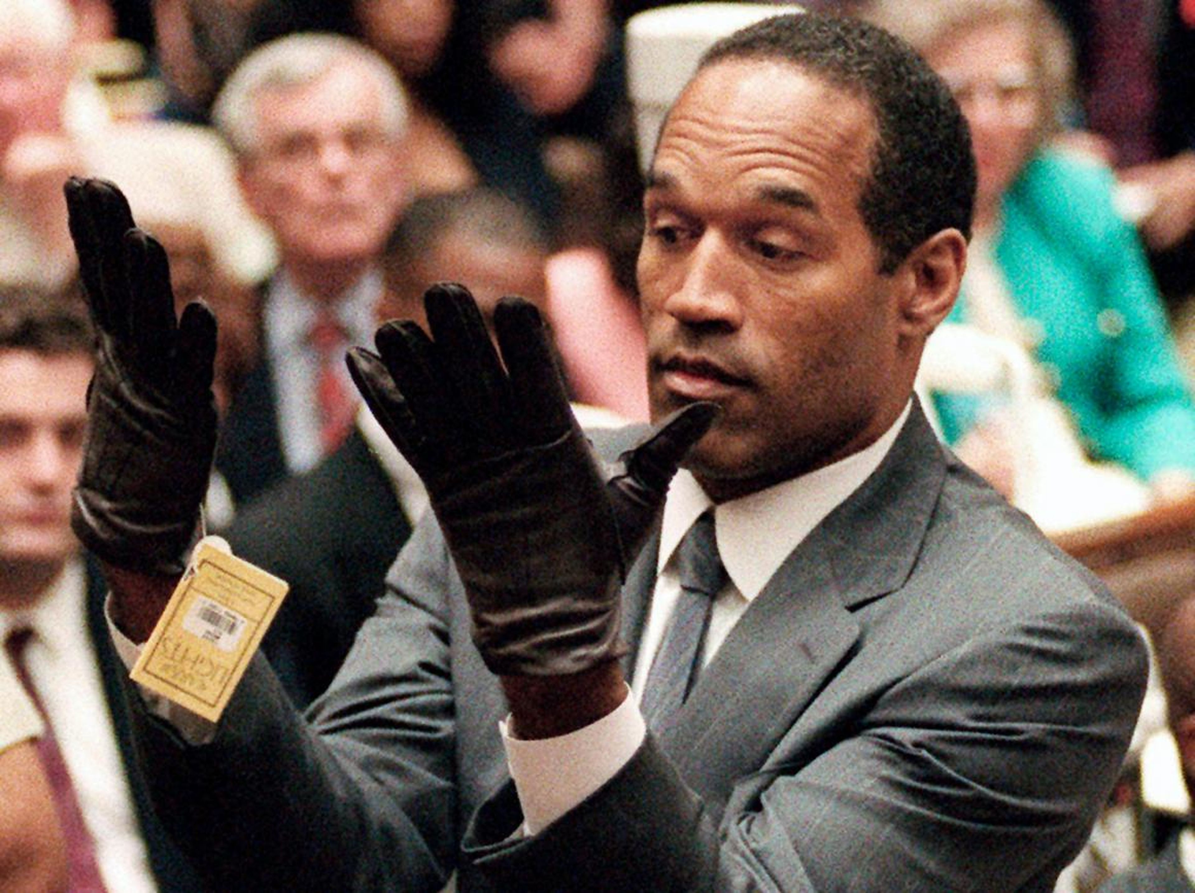 En esta foto de archivo del 21 de junio de 1995, OJ Simpson levanta las manos ante el jurado después de ponerse un nuevo par de guantes similares a los empleados