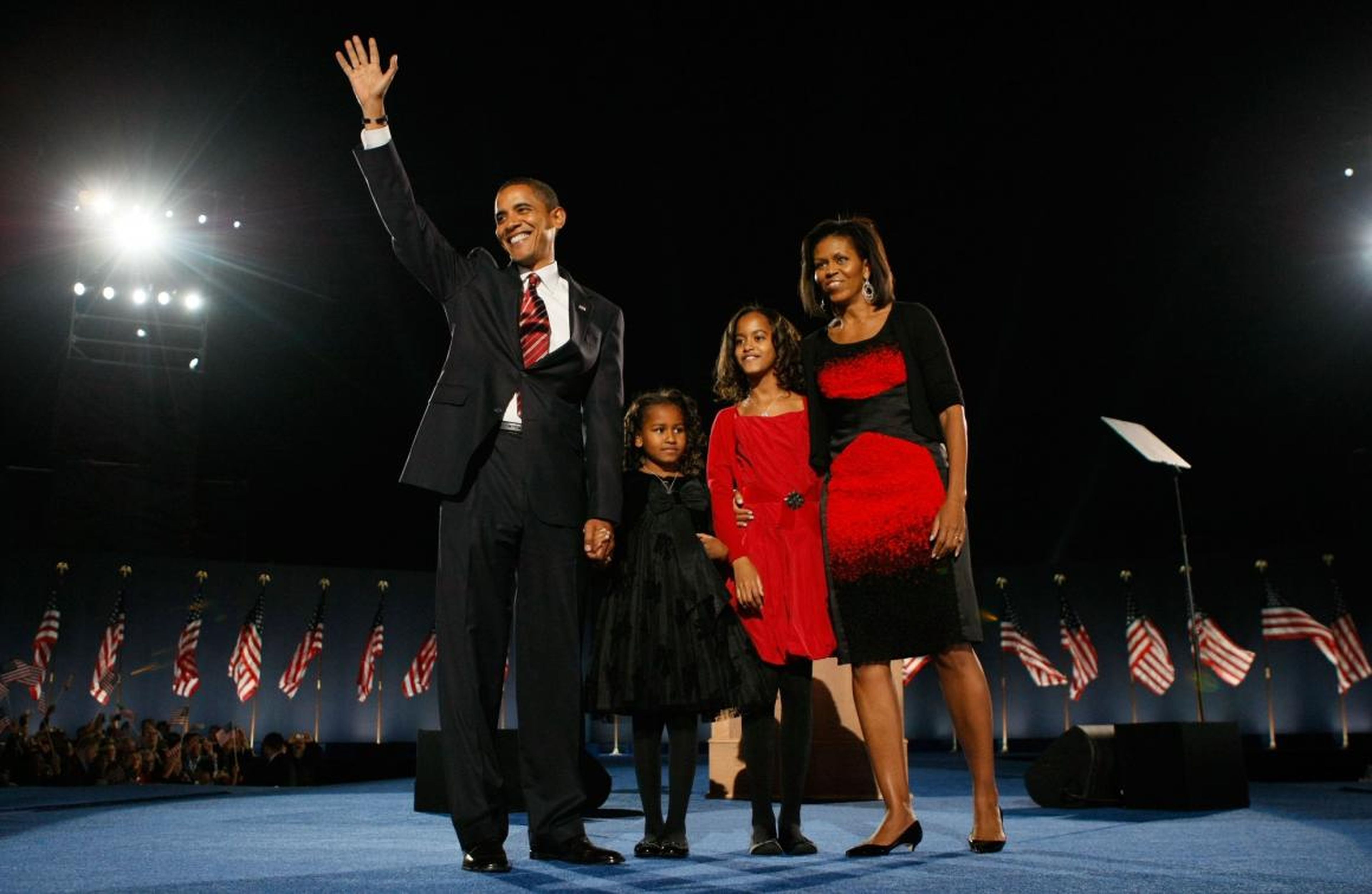 El presidente electo Barack Obama saluda a los simpatizantes con su esposa Michelle y sus hijas Malia y Sasha durante una re un miting de la noche electoral en Grant Park el 4 de noviembre de 2008 en Chicago, Illinois.