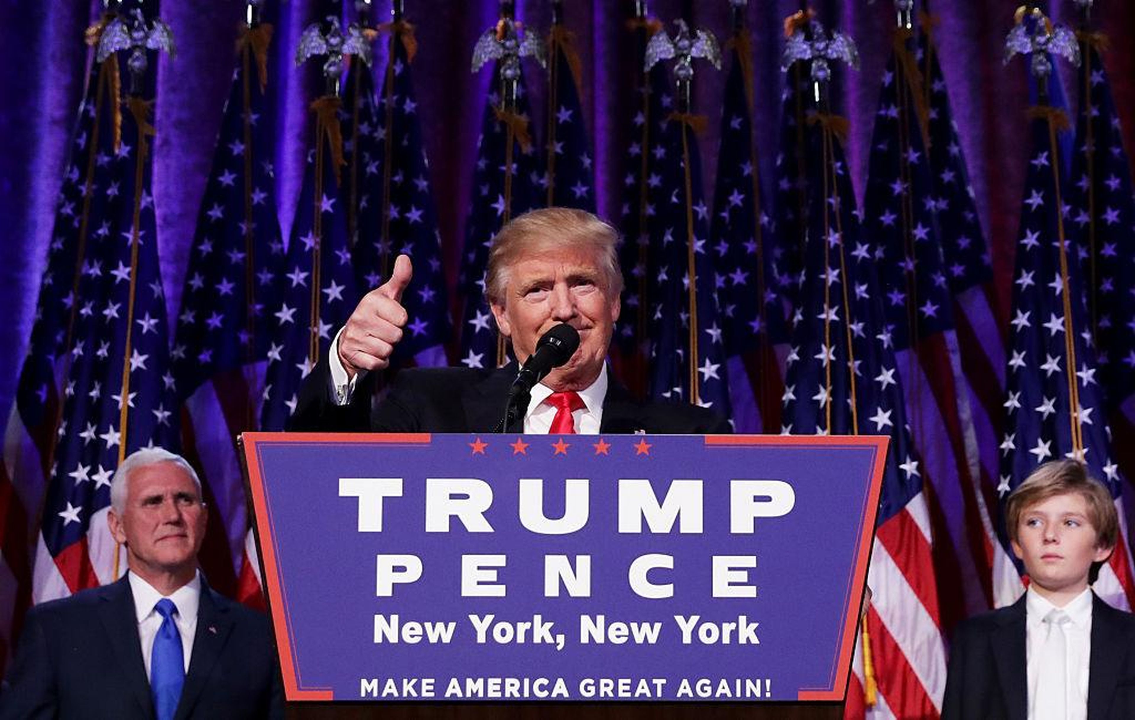 El presidente electo republicano, Donald Trump da su discurso de aceptación en la noche electoral del 9 de noviembre de 2016