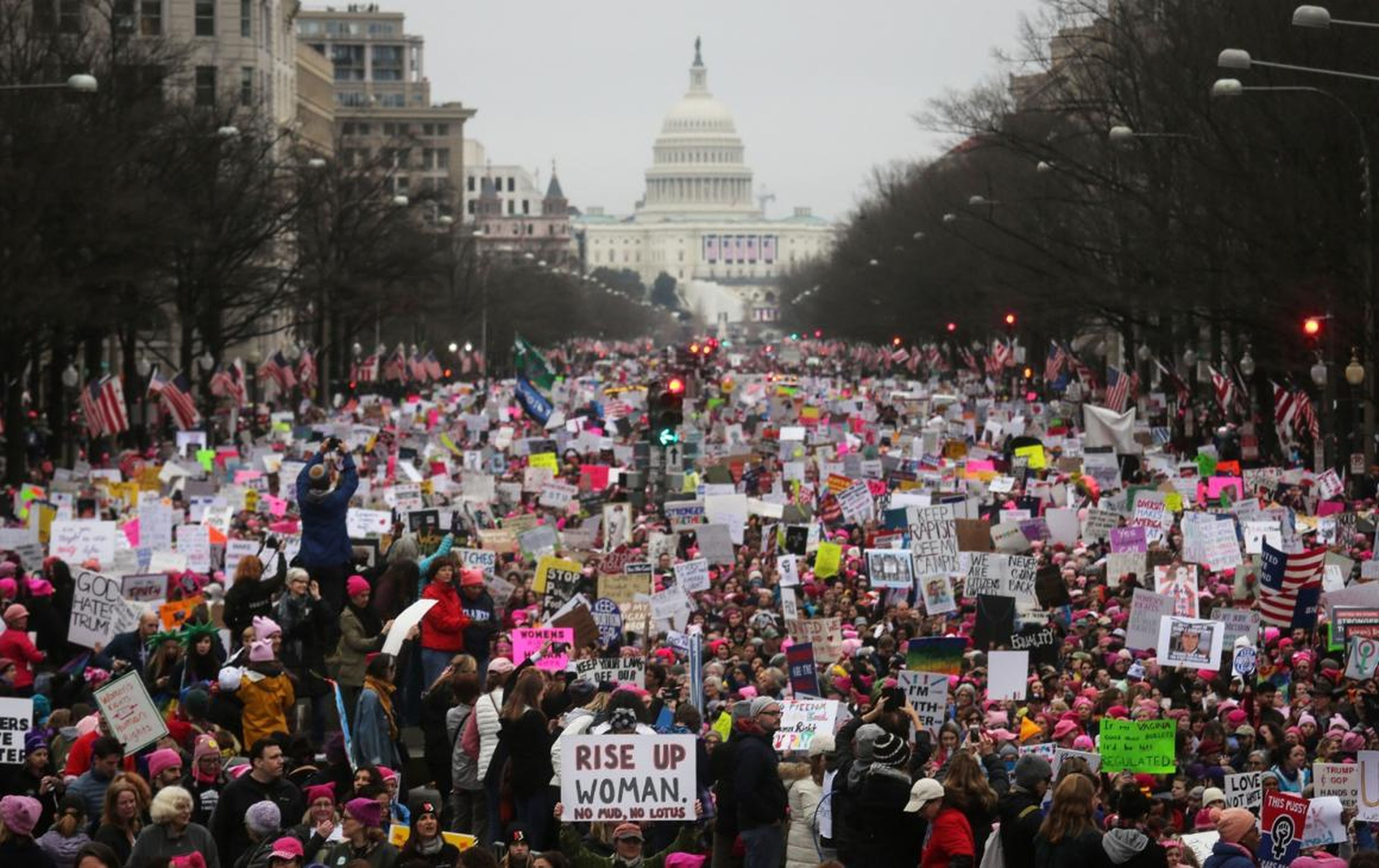 El 21 de enero de 2017 miles de manifestantes salieron a las calles de Washington con el Capitolio de fondo