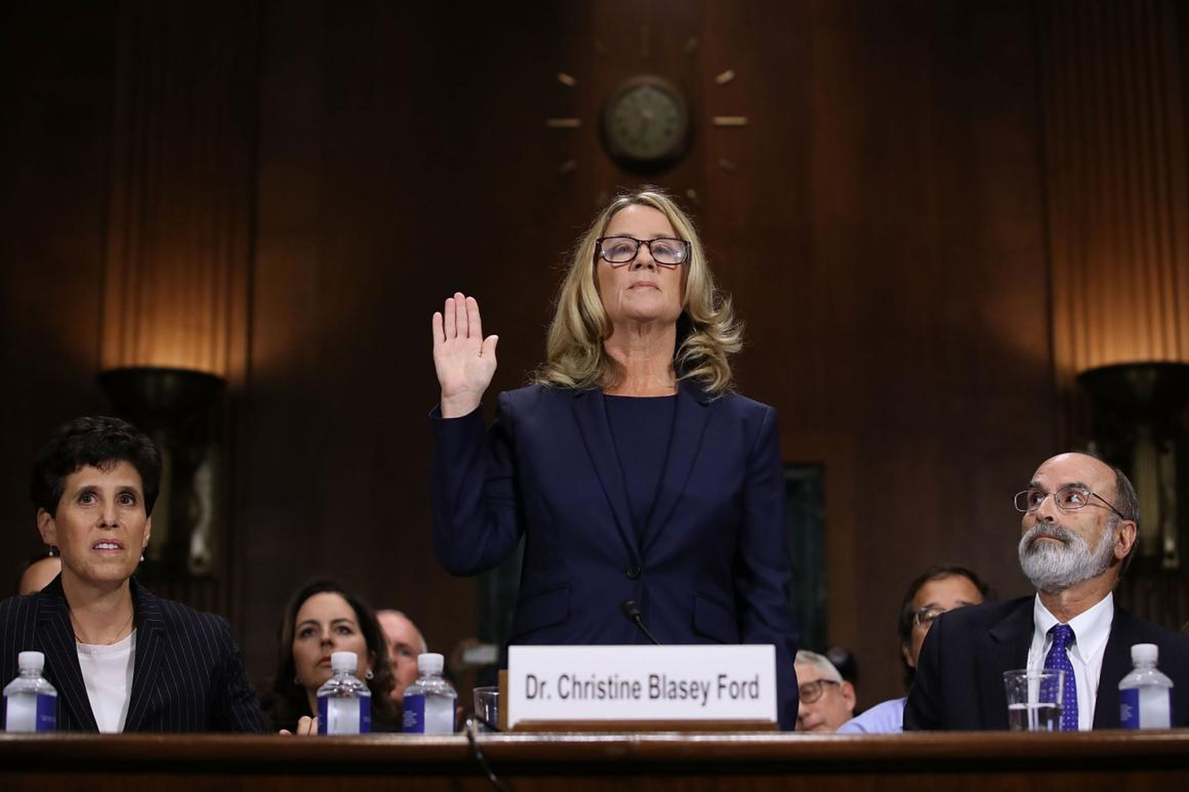 Christine Blasey Ford toma juramento antes de declarar ante el Comité Judicial del Senado en Capitol Hill el 27 de septiembre de 2018 en Washington, DC.