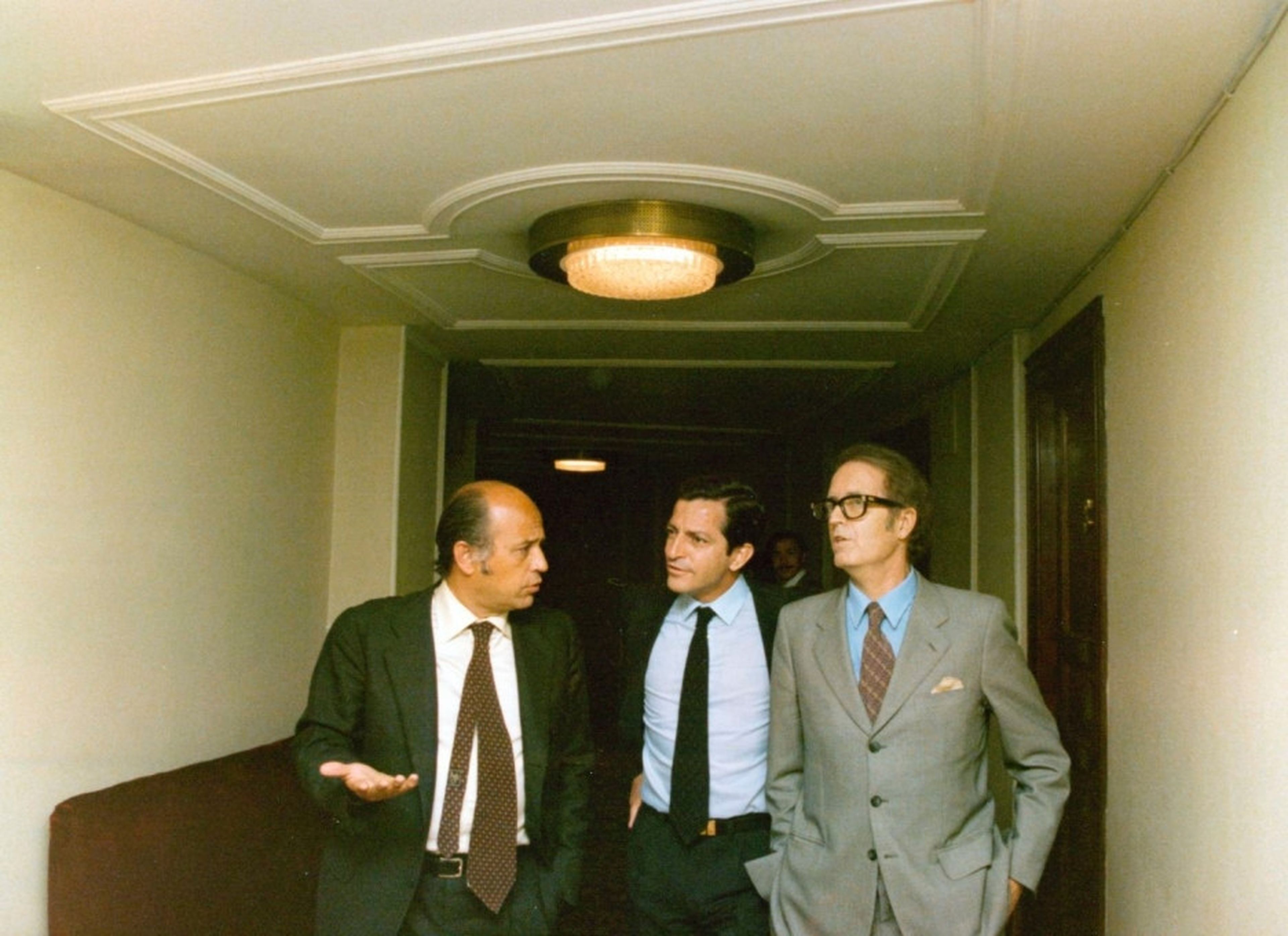 Adolfo Suárez junto a los ministros de Hacienda y de Obras Públicas y Urbanismo en el Congreso de los Diputados, domingo 1 de enero de 1978.