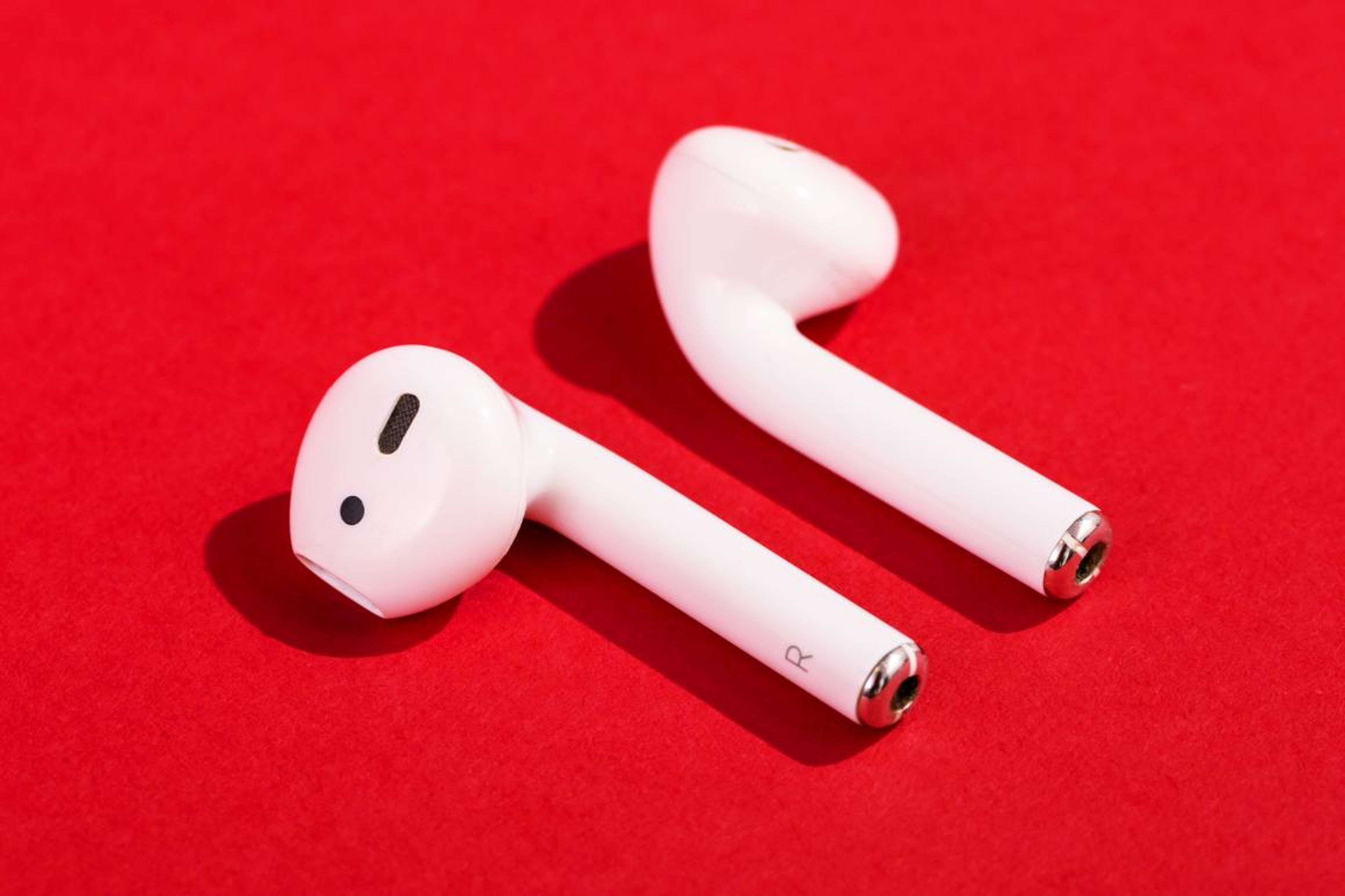 Los AirPods se parecen mucho a los EarPods que vienen en todas las cajas de los iPhone — eso sí, no tienen cable
