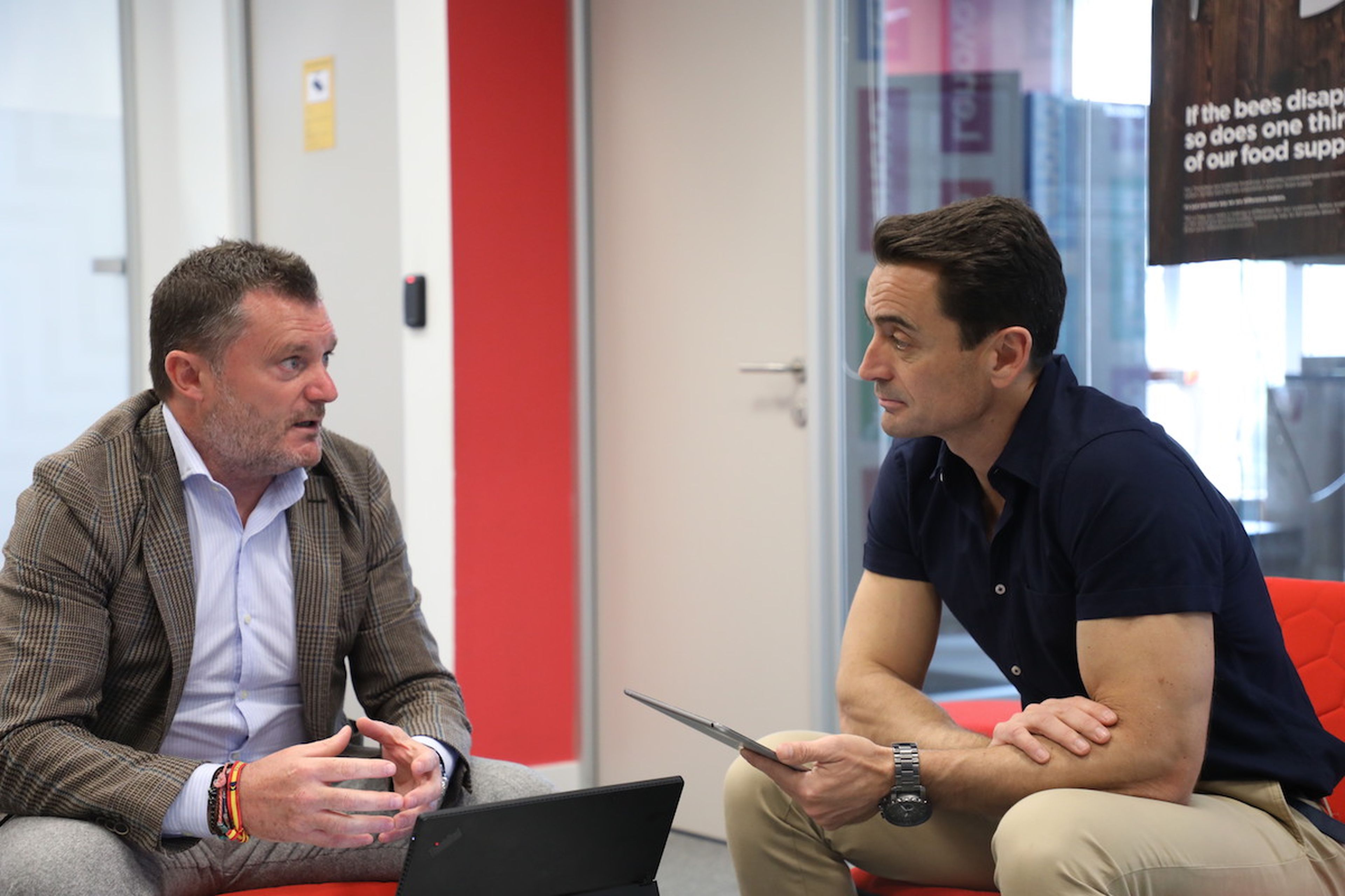 Alberto Ruano, director general de Lenovo Iberia (izq) y Manuel del Campo, CEO de Axel Springer España (dcha)