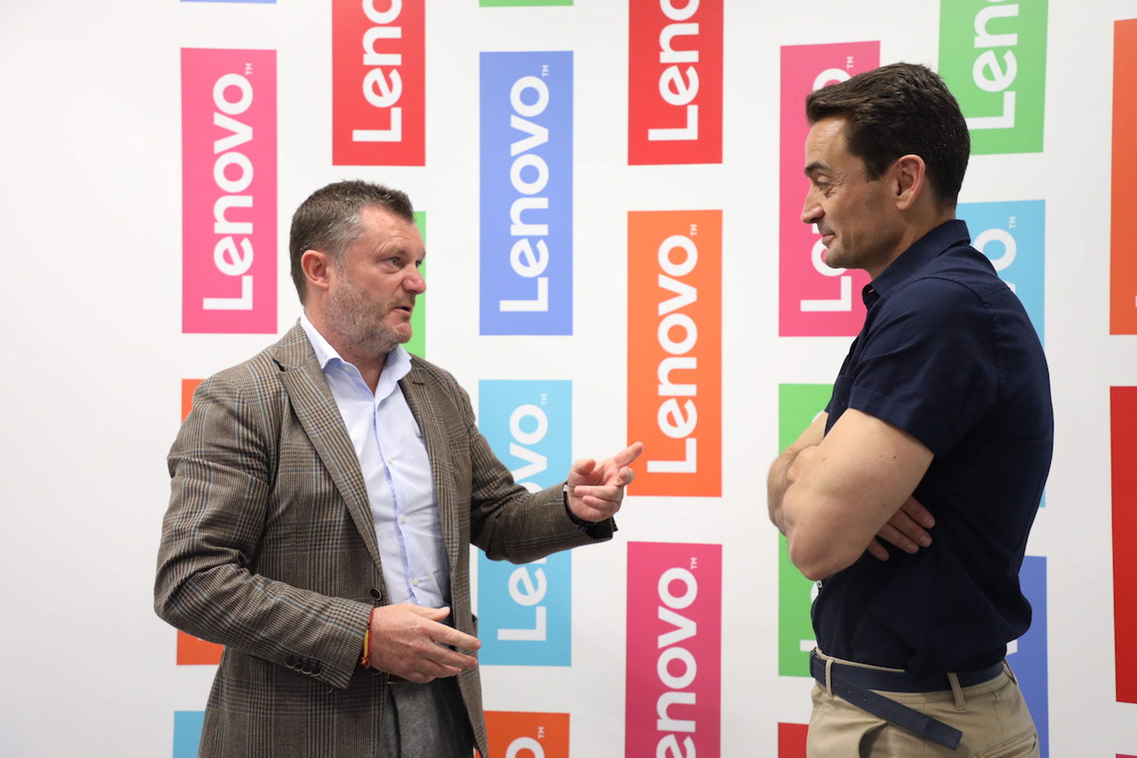 Alberto Ruano, director general de Lenovo Iberia (izq) y Manuel del Campo, CEO de Axel Springer España (dcha)