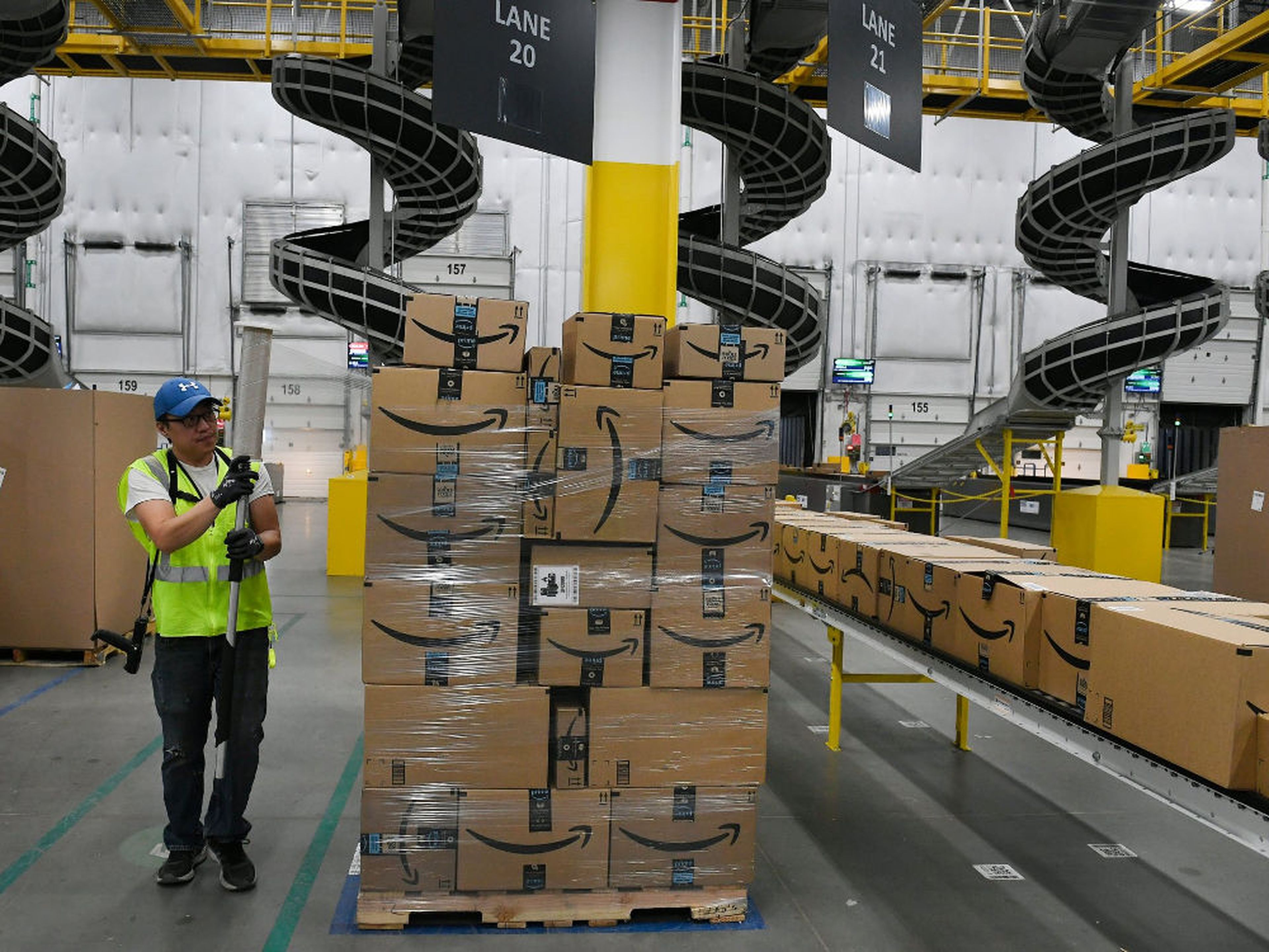 La famosa garantía de envío de dos días de Amazon se está convirtiendo en un envío de un día.