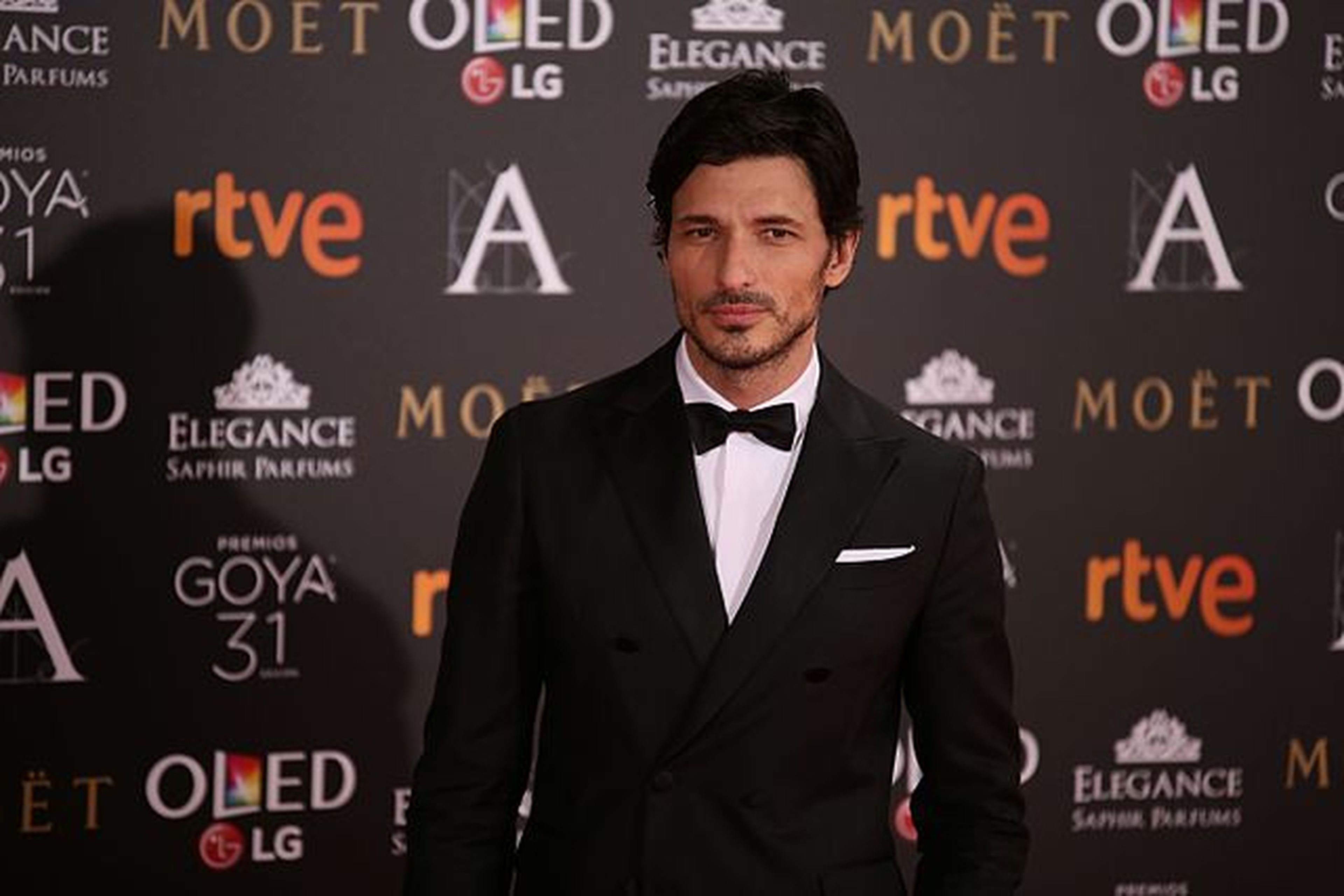 Andrés Velencoso en la alfombra verde de los premios Goya en 2017
