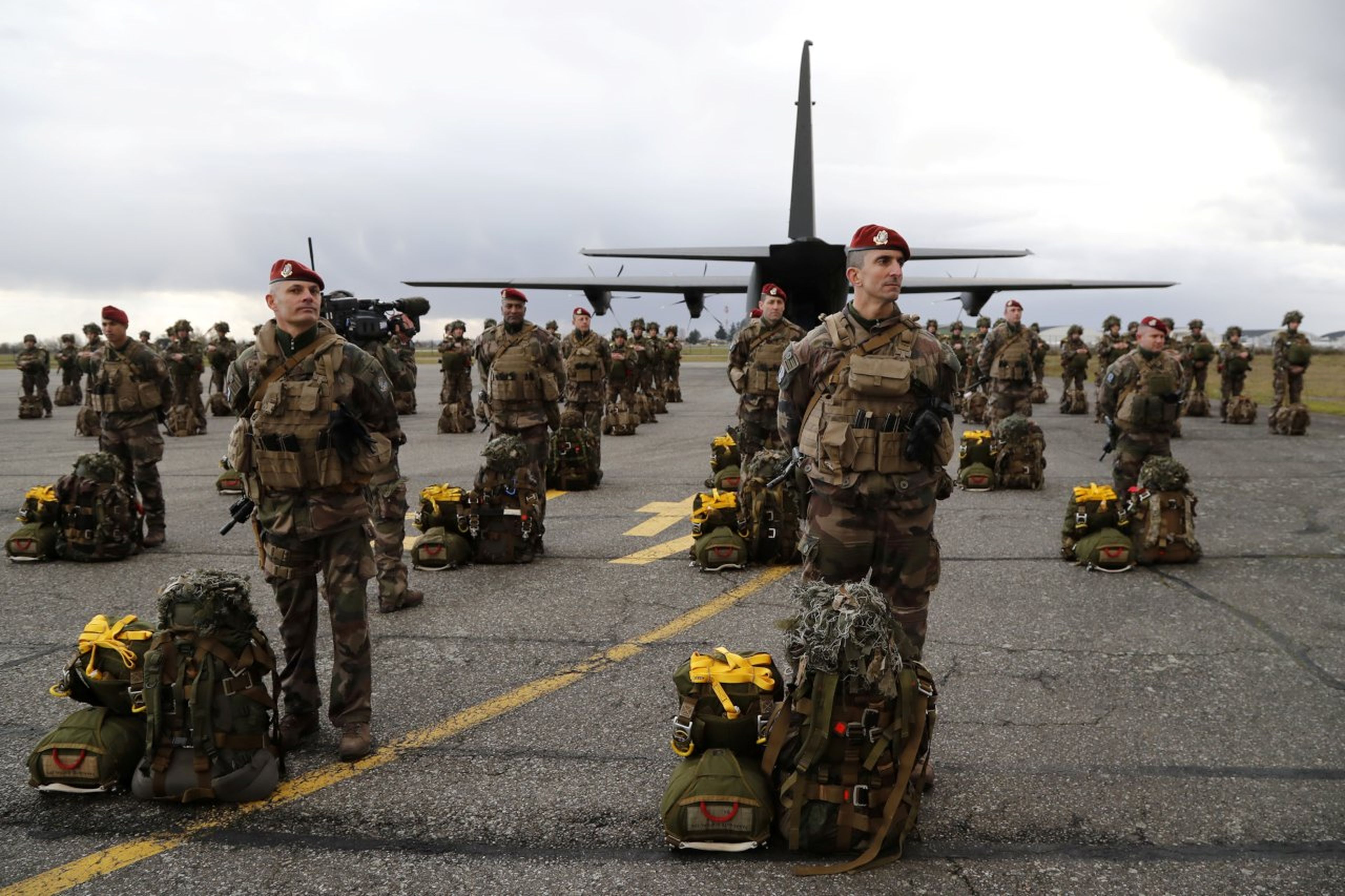 Un batallón de soldados paracaidistas del ejército francés