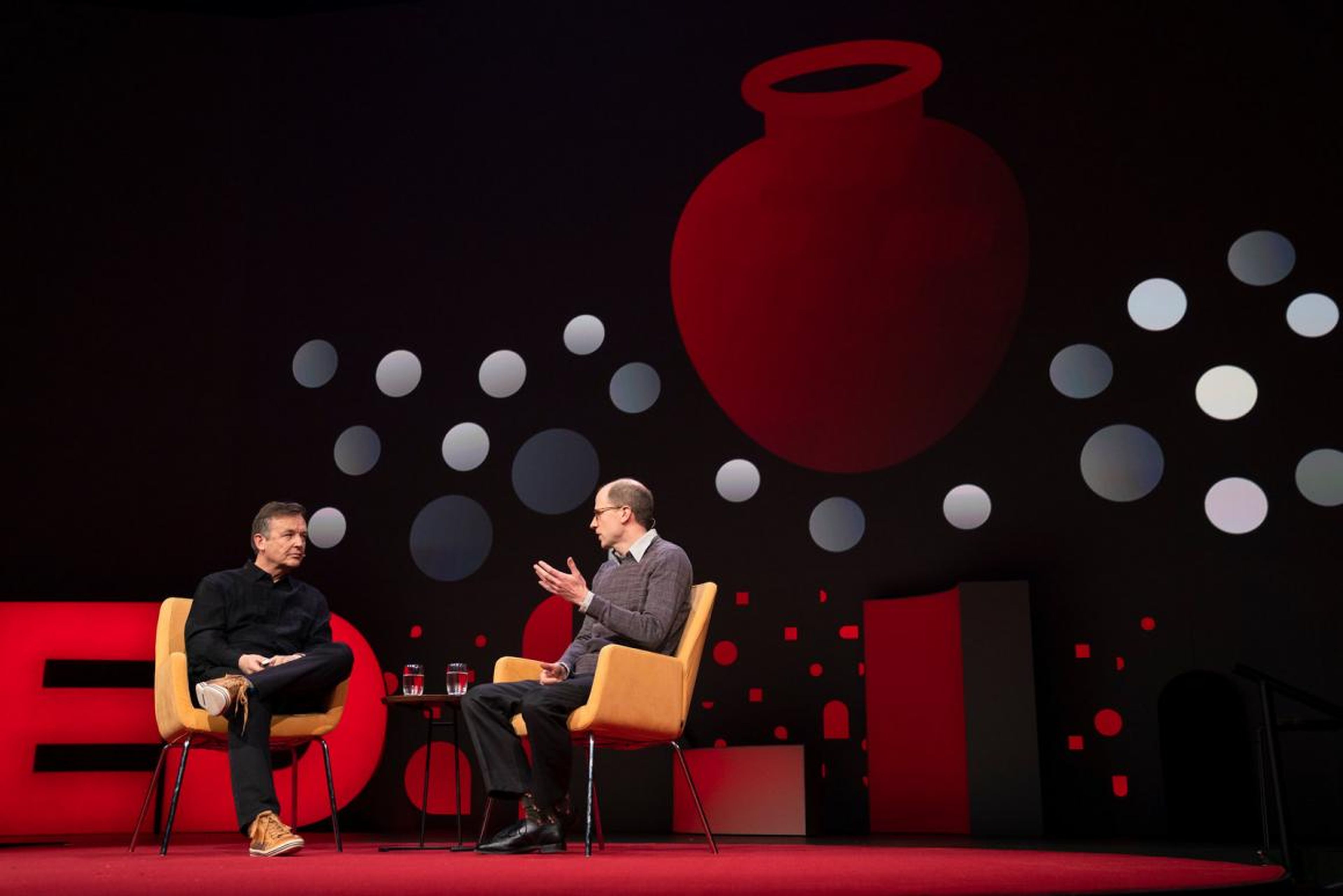 Bostrom explica su teoría de la "urna gigante" al presentador de la charla TED, Chris Anderson.