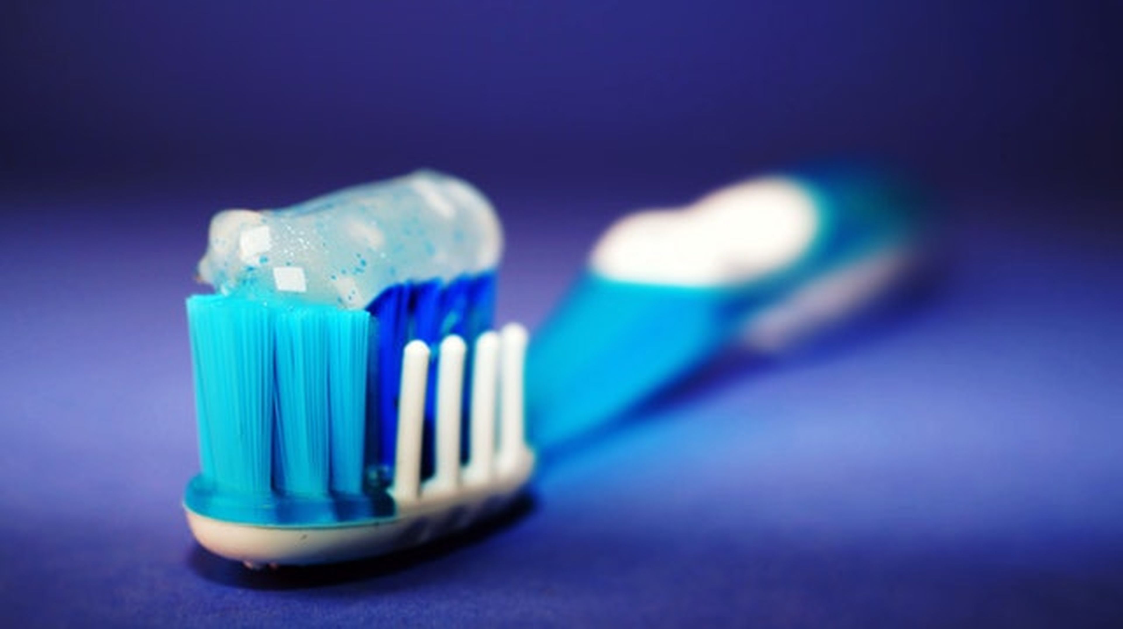 Cepillar los dientes demasiado fuerte puede ser muy dañino