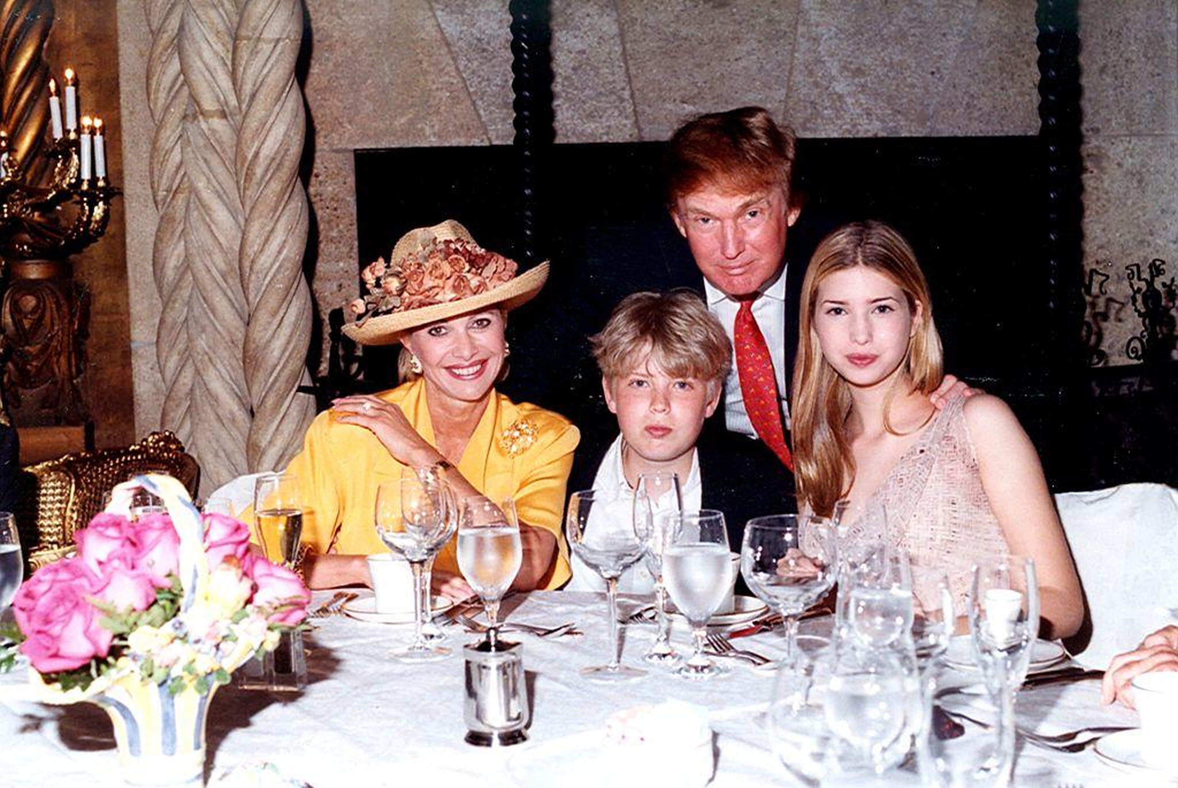 Ivana Trump, el hijo Eric Trump, el empresario Donald Trump y la hija Ivanka trump en Mar-a-Lago, Florida.