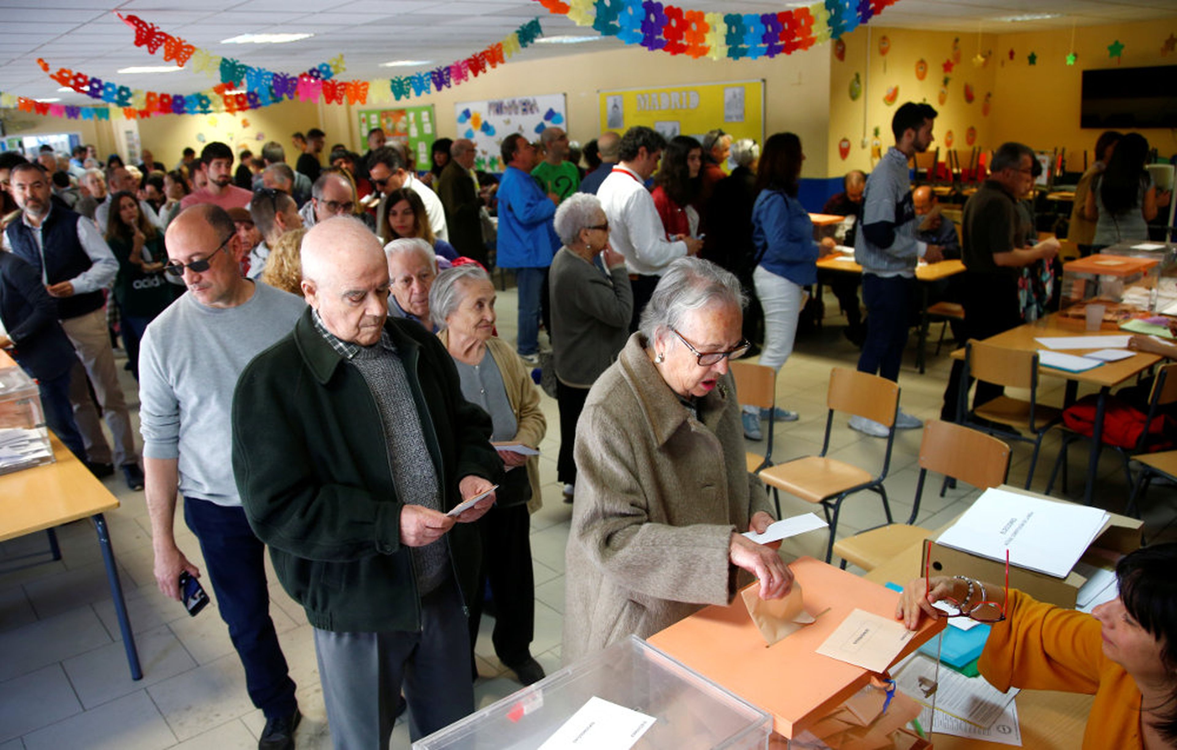 Votantes en un colegio electoral de Madrid, el 28 de abril de 2019.