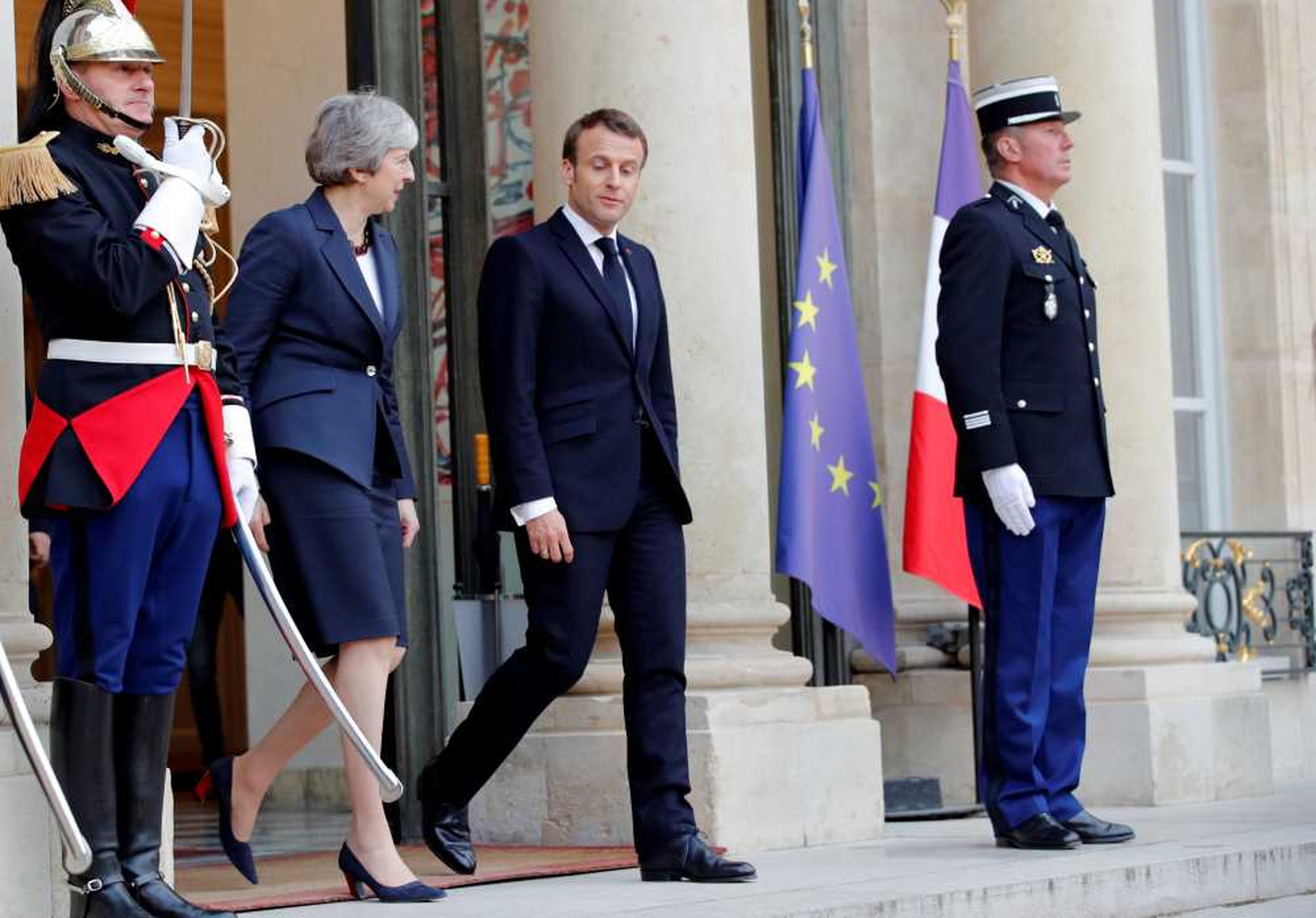 La primera ministra británica, Theresa May, abandona el Palacio del Elíseo en París tras un reunión con el presidente francés, Emmanuel Macron, para discutir la prórroga del Brexit.