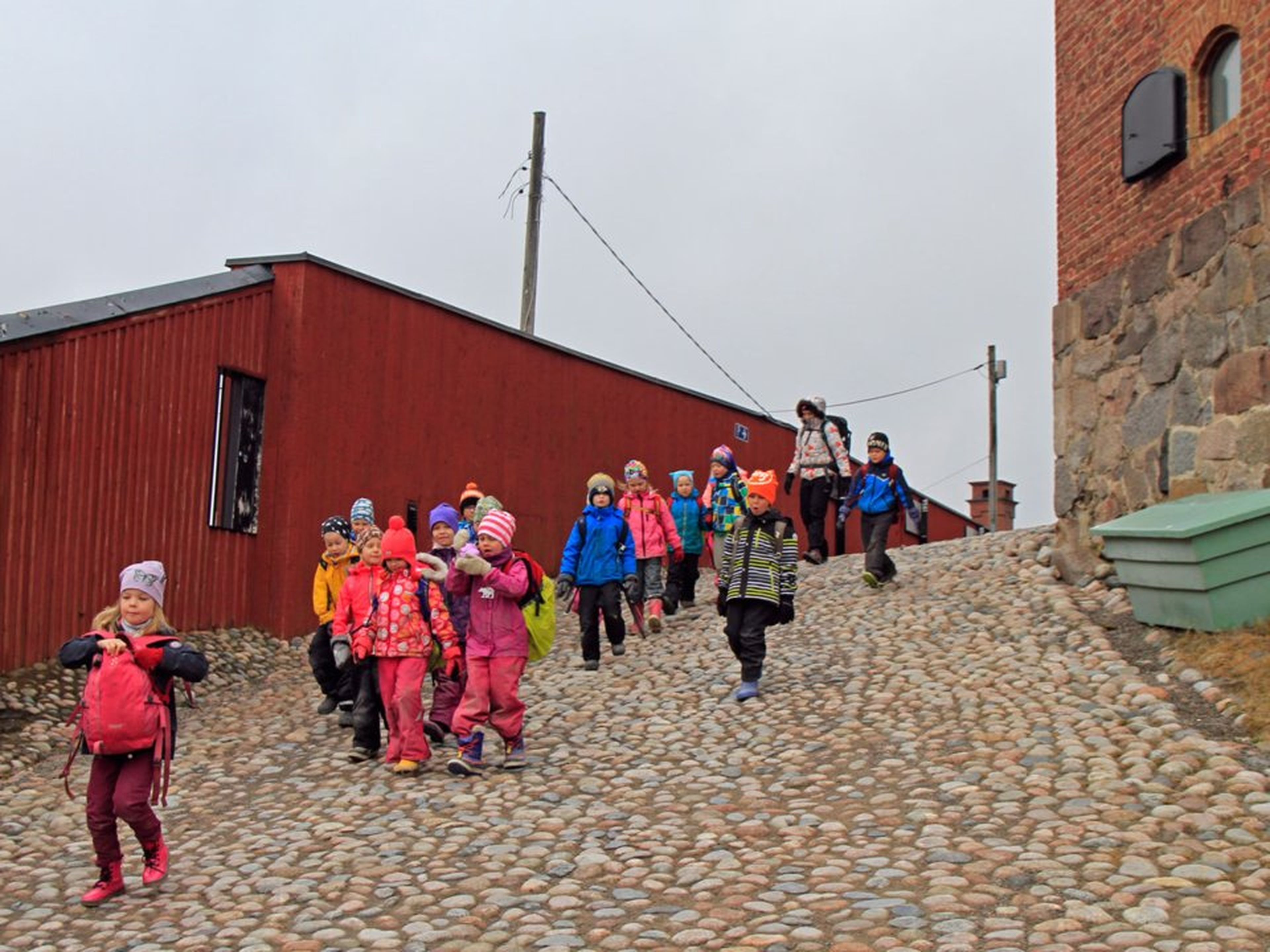 Estudiantes visitando el castillo de Hameen en Hämeenlinna, Finlandia.