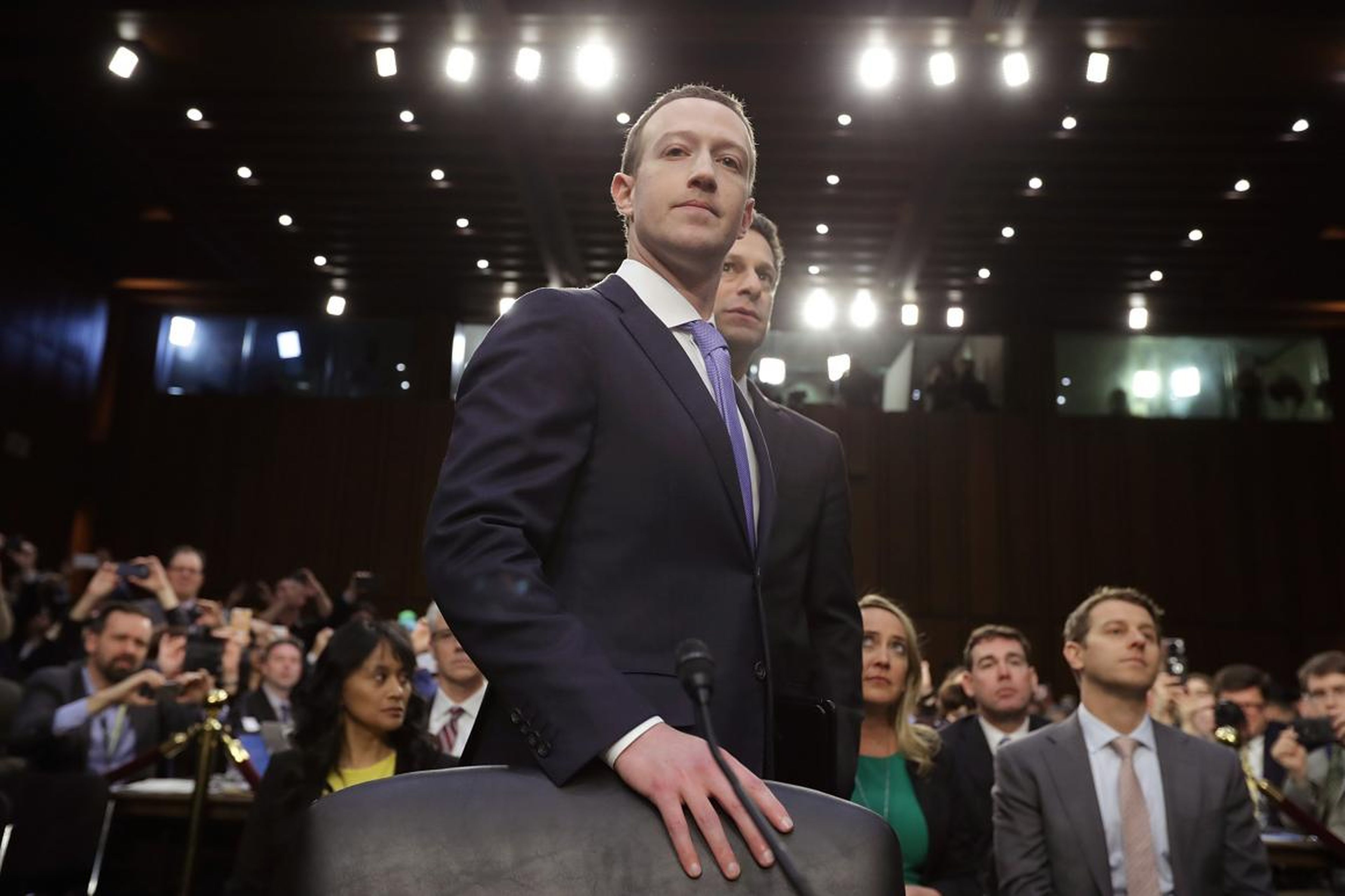 El cofundador, presidente y CEO de Facebook, Mark Zuckerberg, llega para testificar ante una audiencia conjunta del Comité de Comercio y Poder Judicial del Senado en 2018