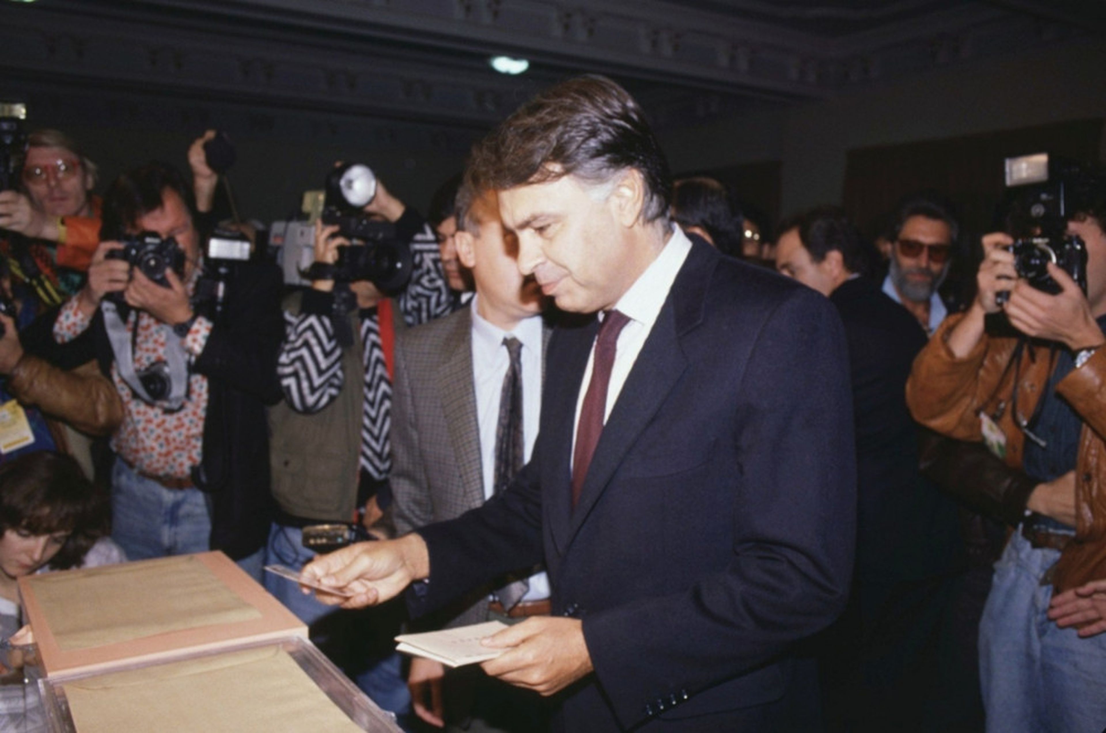 Felipe González se identifica ante los miembros de la mesa electoral, antes de depositar su voto en las elecciones legislativas de 1989.