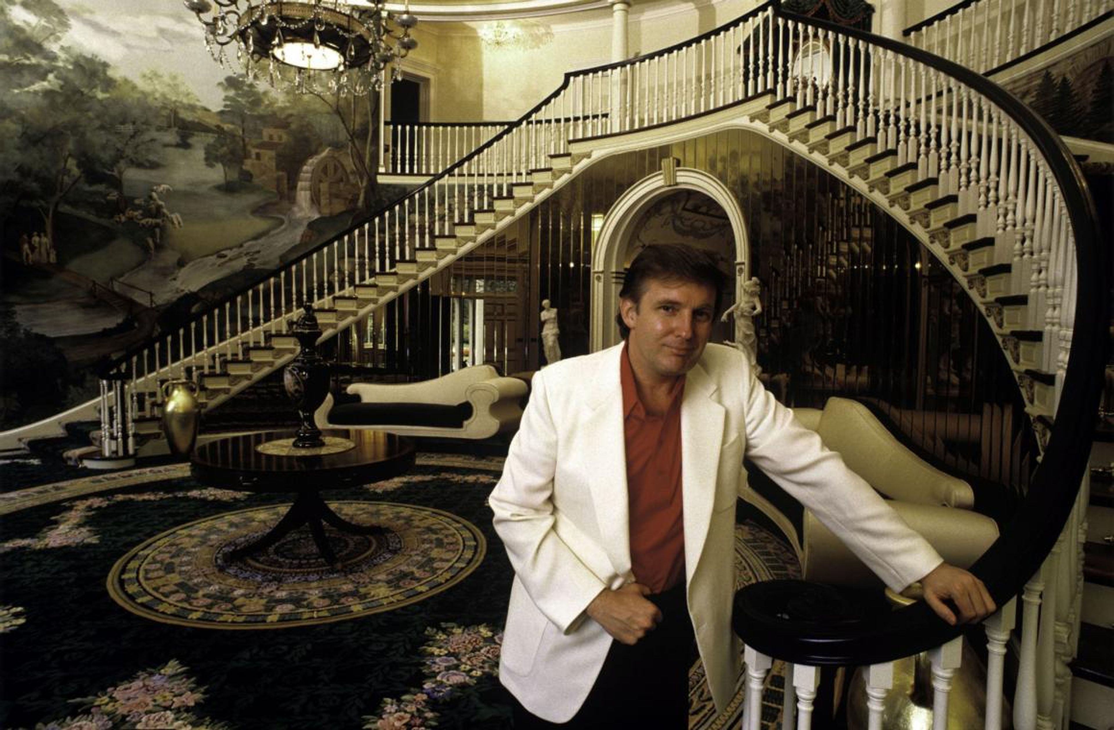Donald Trump posa en el rellano de su casa. Agosto de 1987 en Greenwich, Connecticut.