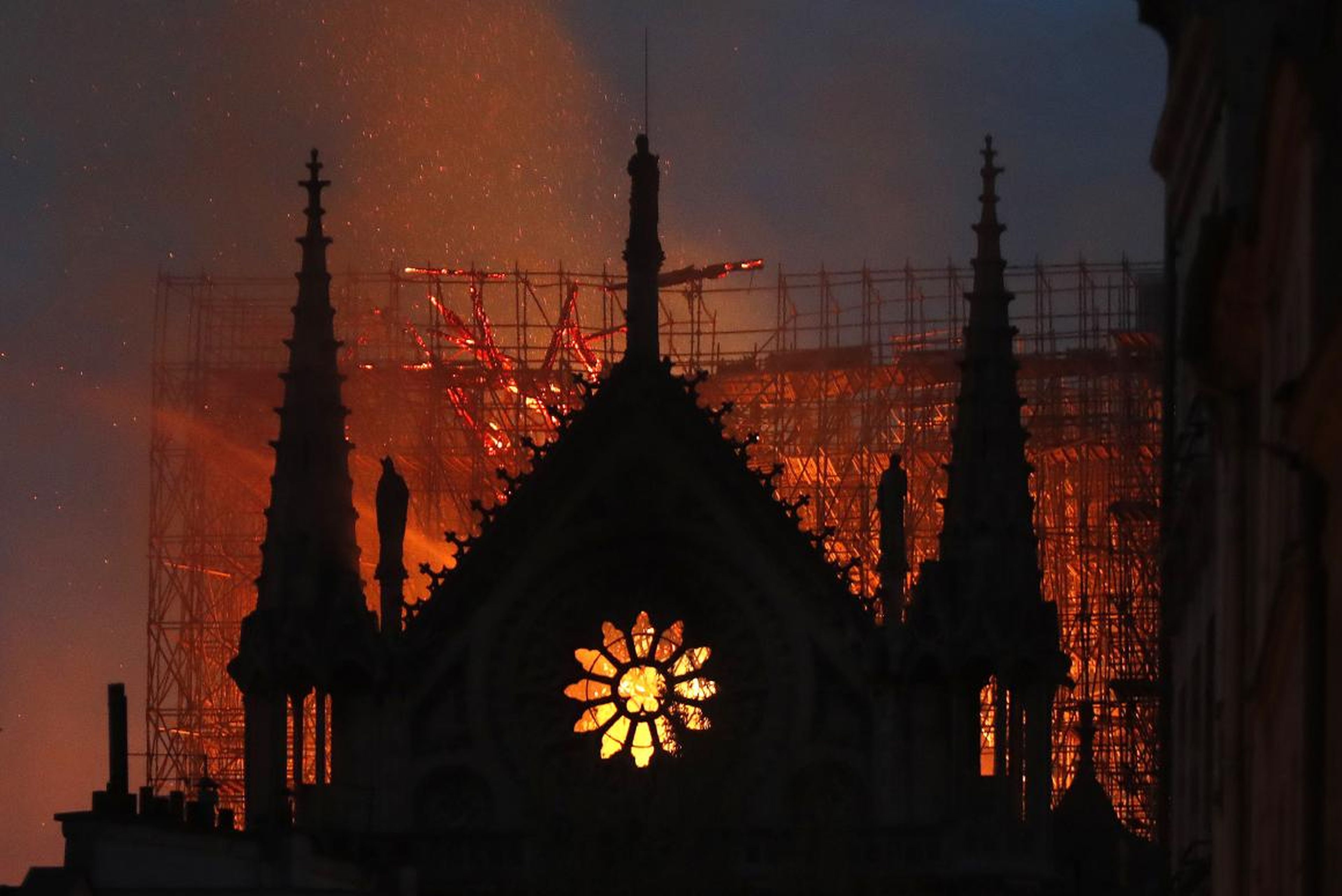 Llamas y humo saliendo de la catedral de Notre Dame en París el lunes.