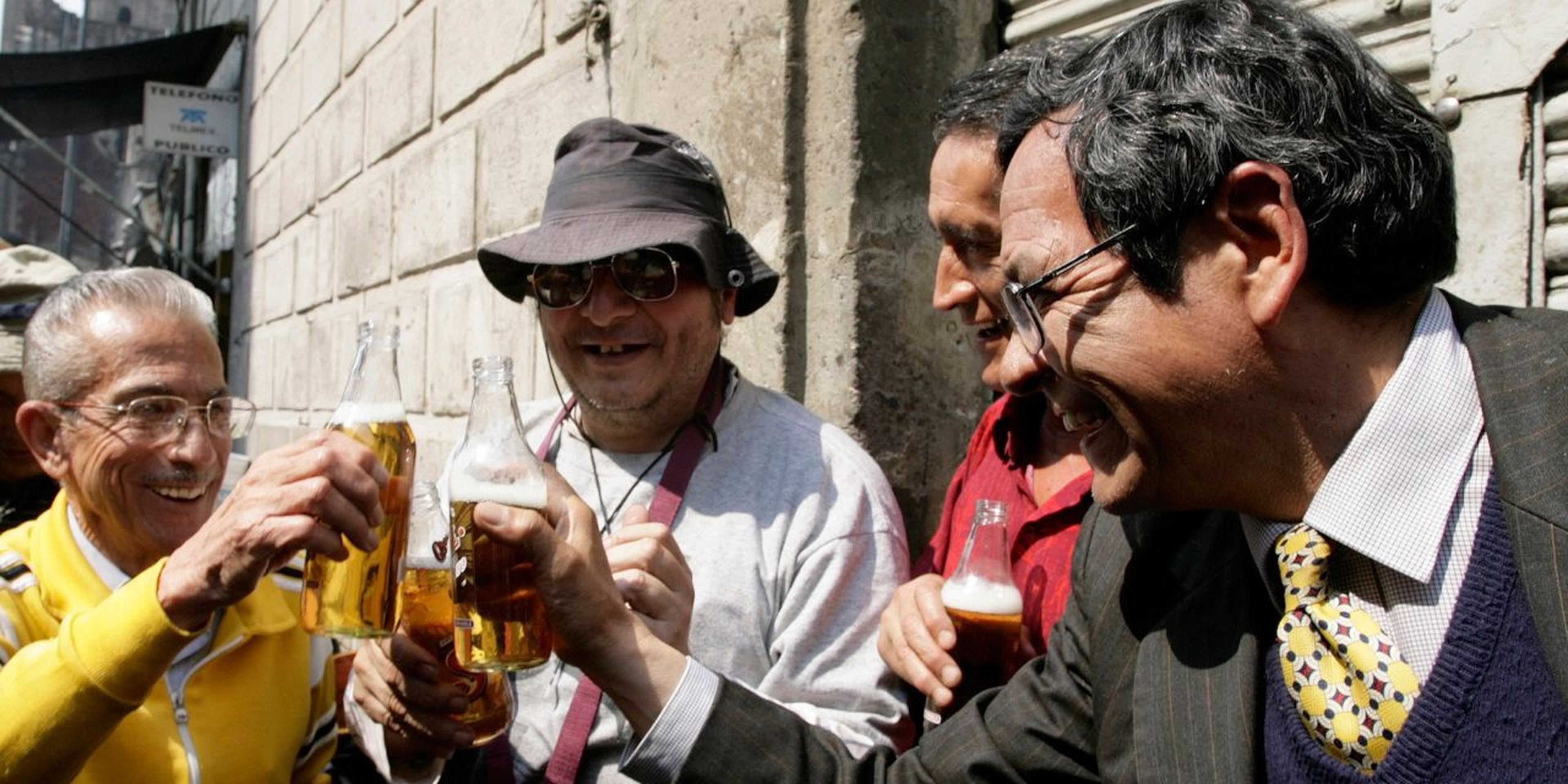 Un grupo de mexicanos brinda con cerveza en plena calle