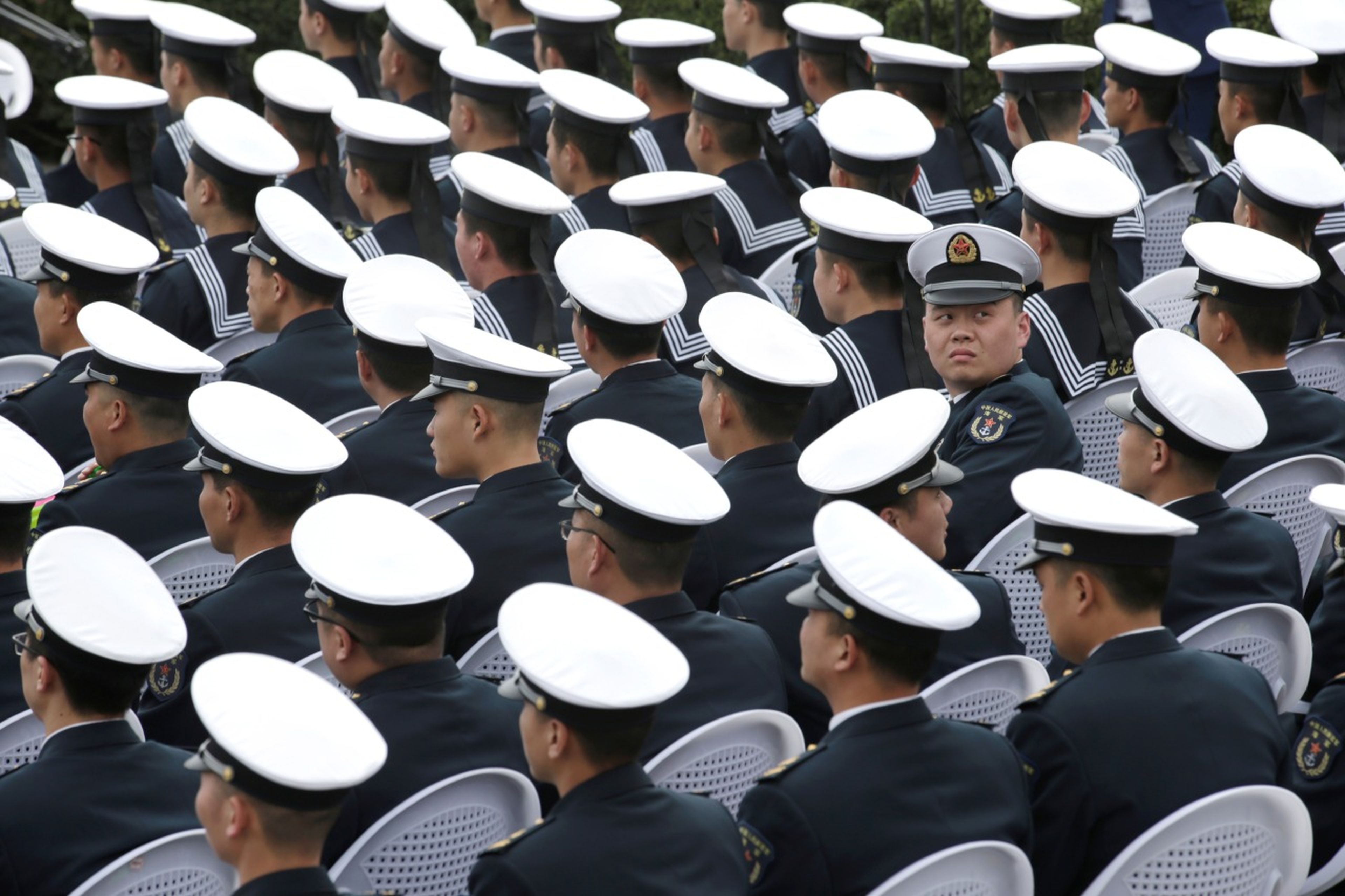 Un grupo de soldados de la Marina de China atienden a un desfile
