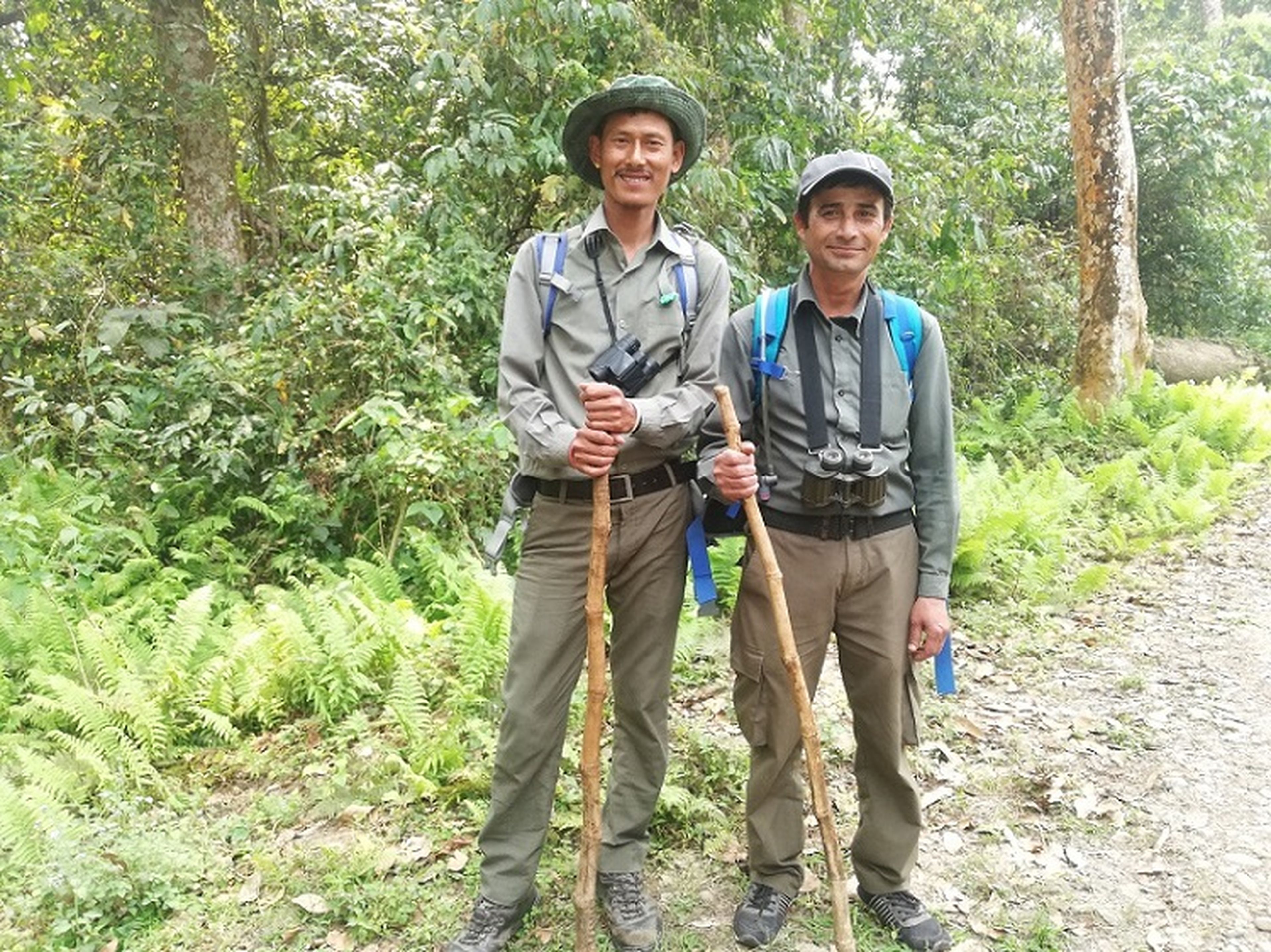 Dos de los tres guías que nos acompañaron a nuestro safari a pie en Chitwan.