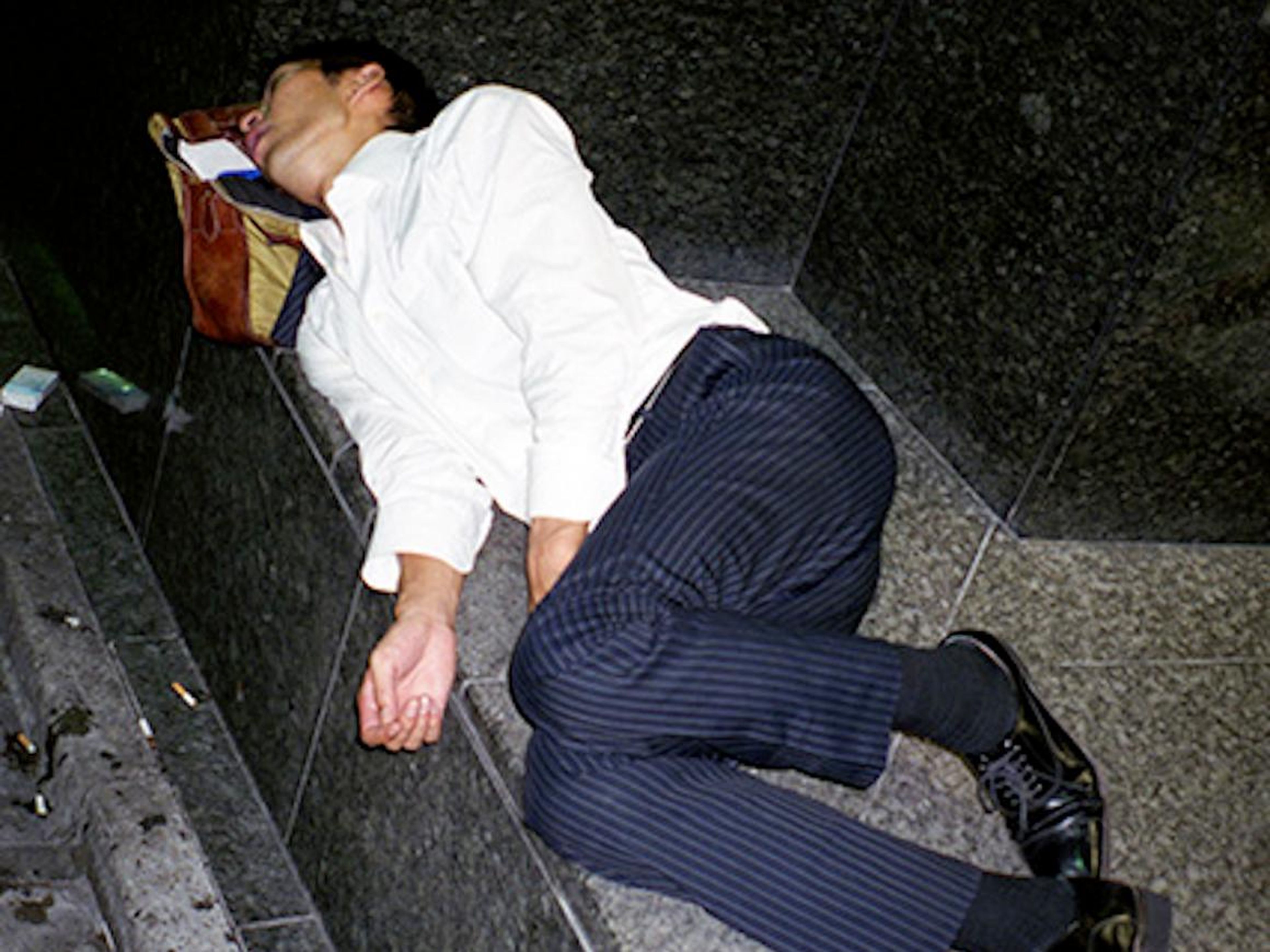 Los hombres fotografiados en esta serie de fotos están durmiendo.