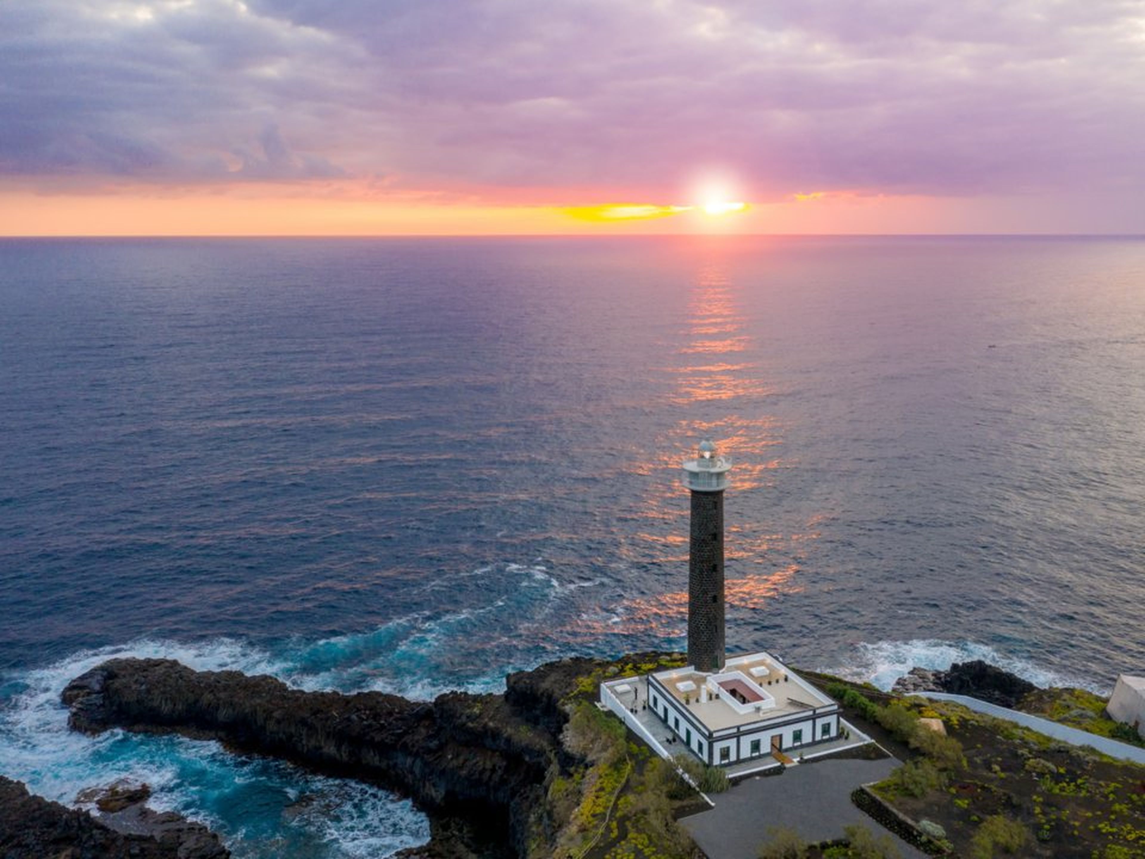 Открой маяк. The Lighthouse Hotel Шотландия. Маяк на острове Испания Мауро. Отель Lighthouse, Нидерланды. Отель Маяк Франция.