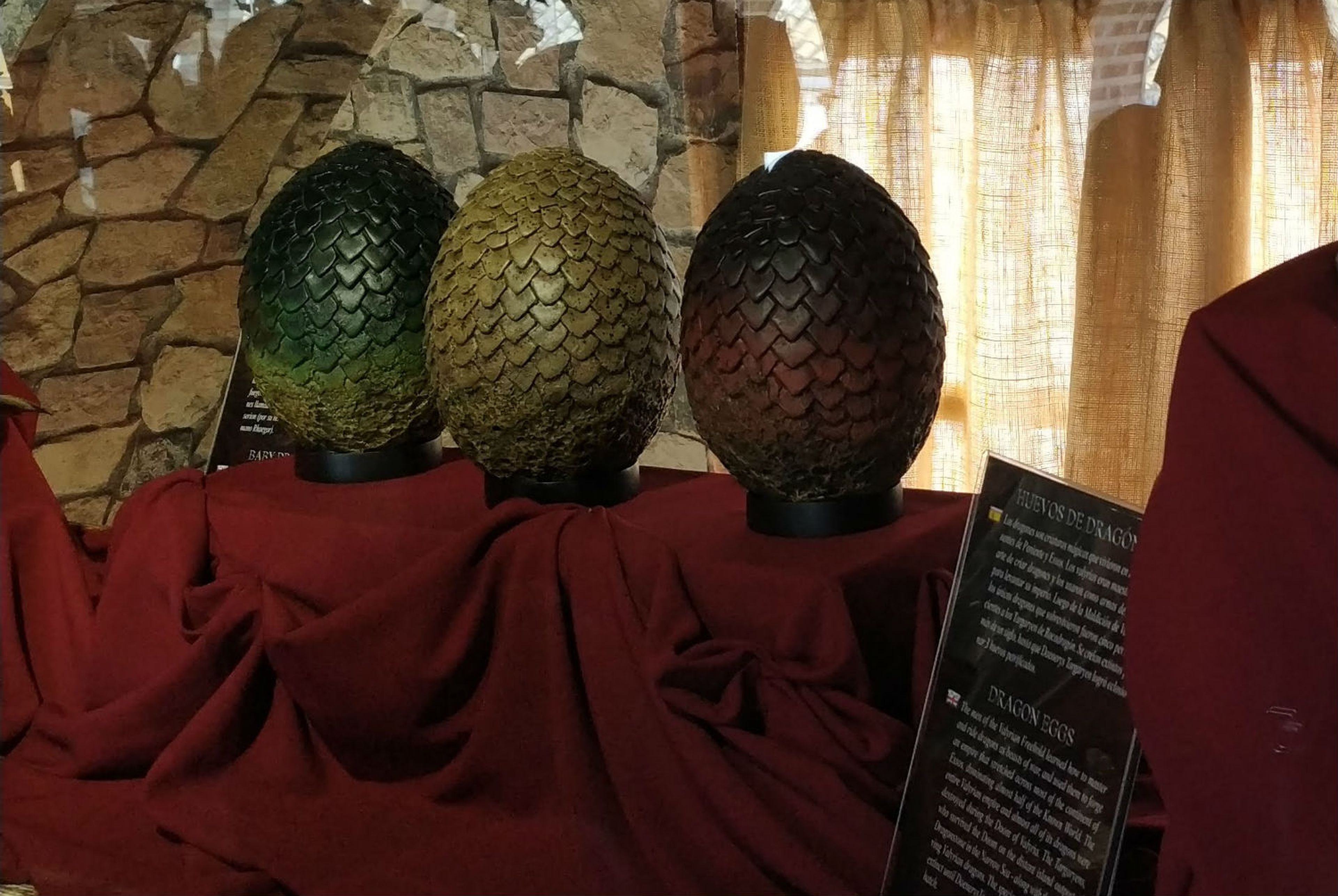 Huevos de Dragón de Juego de Tronos en la vitrina del museo de Osuna.
