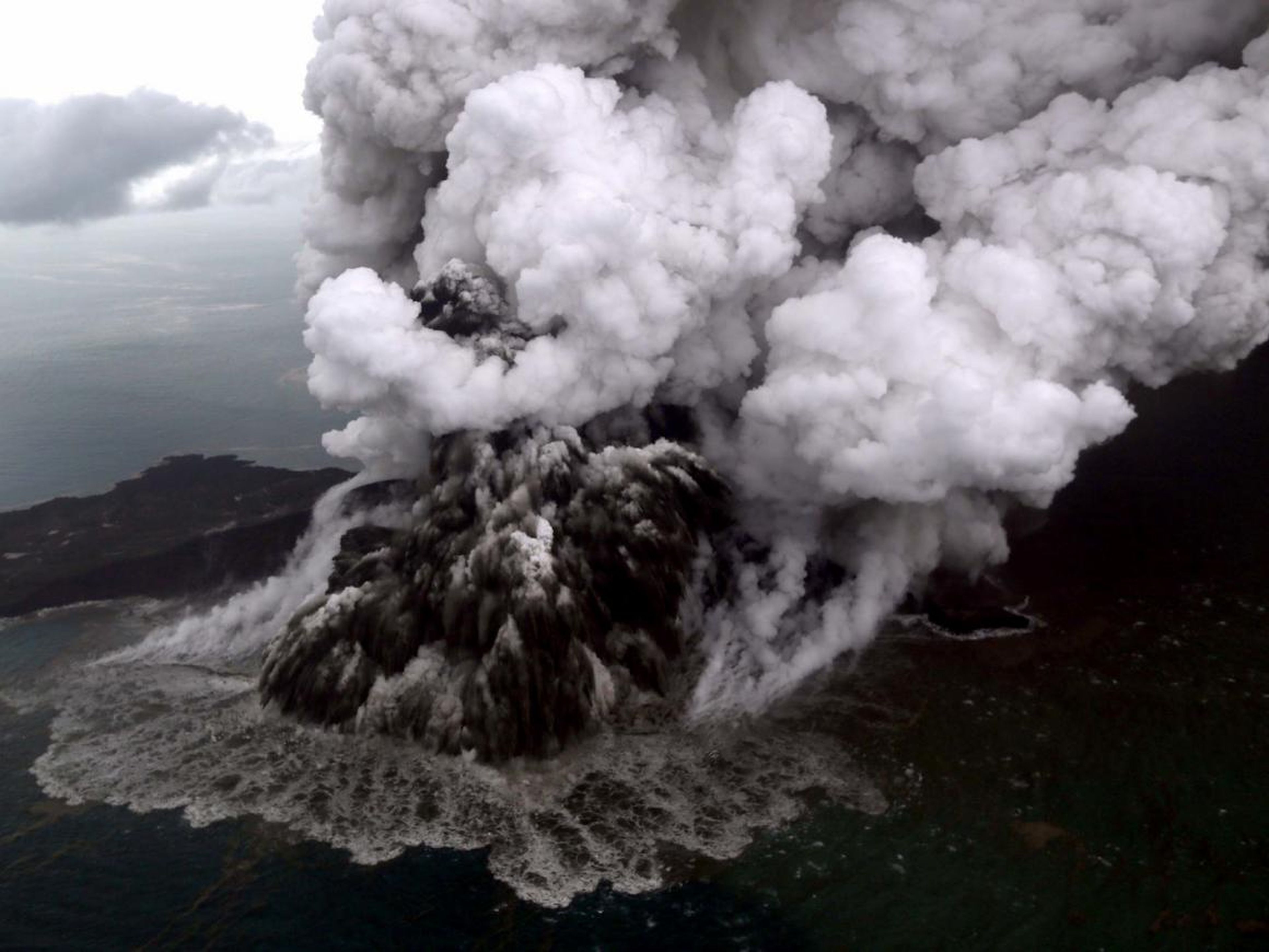 El volcán Anak Krakatoa entraba en erupción el 23 de diciembre de 2018 en el estrecho de Sunda, en la costa del sur de Sumatra.