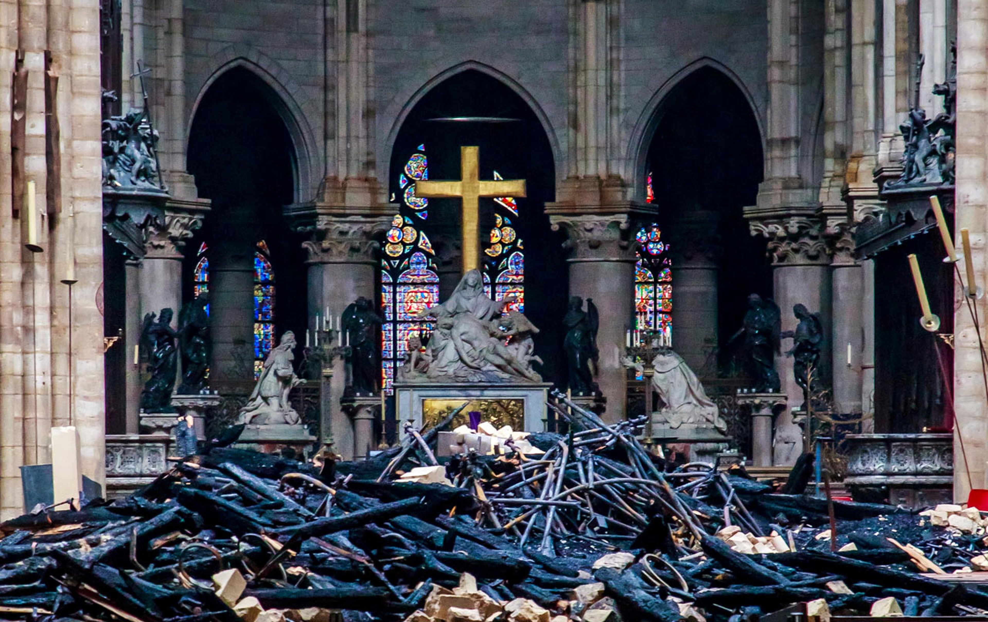 Interior de la Catedral de Notre Dame después del devastador incendio que ha arrasado parte del histórico monumento.