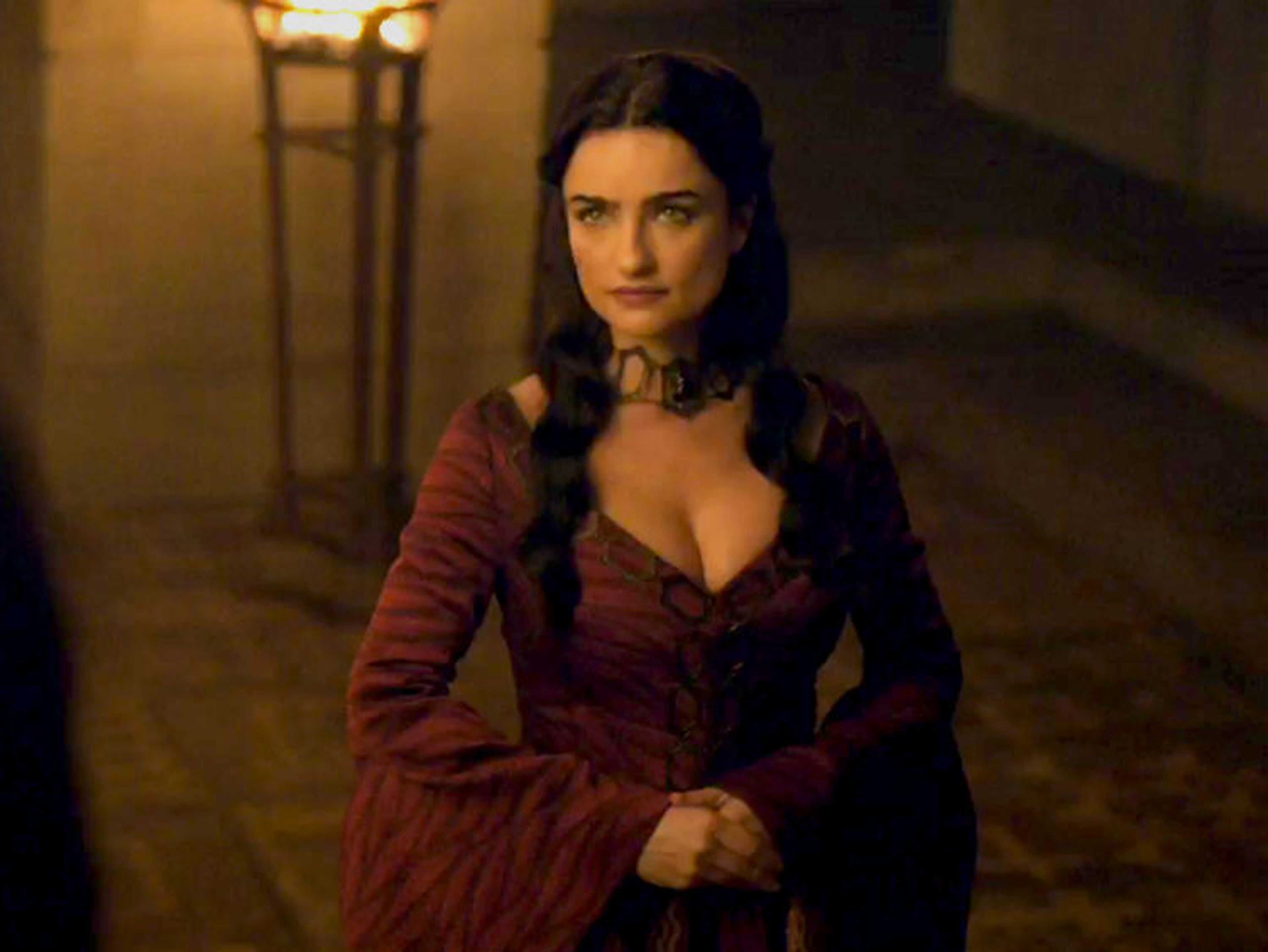 Kinvara, la Alta Sacerdotisa de R'hllor, apareció en una sola escena en la sexta temporada.
