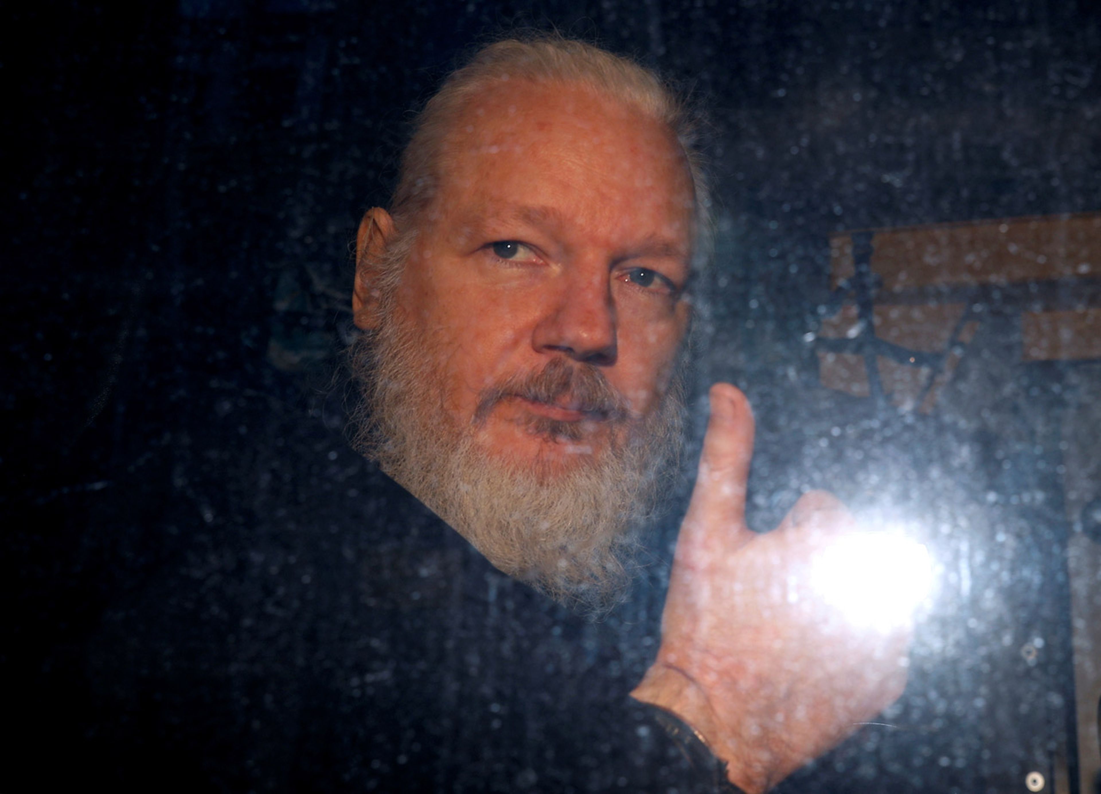 Julian Assange, fotografiado dentro de un vehículo policial después de su detención en Londres.