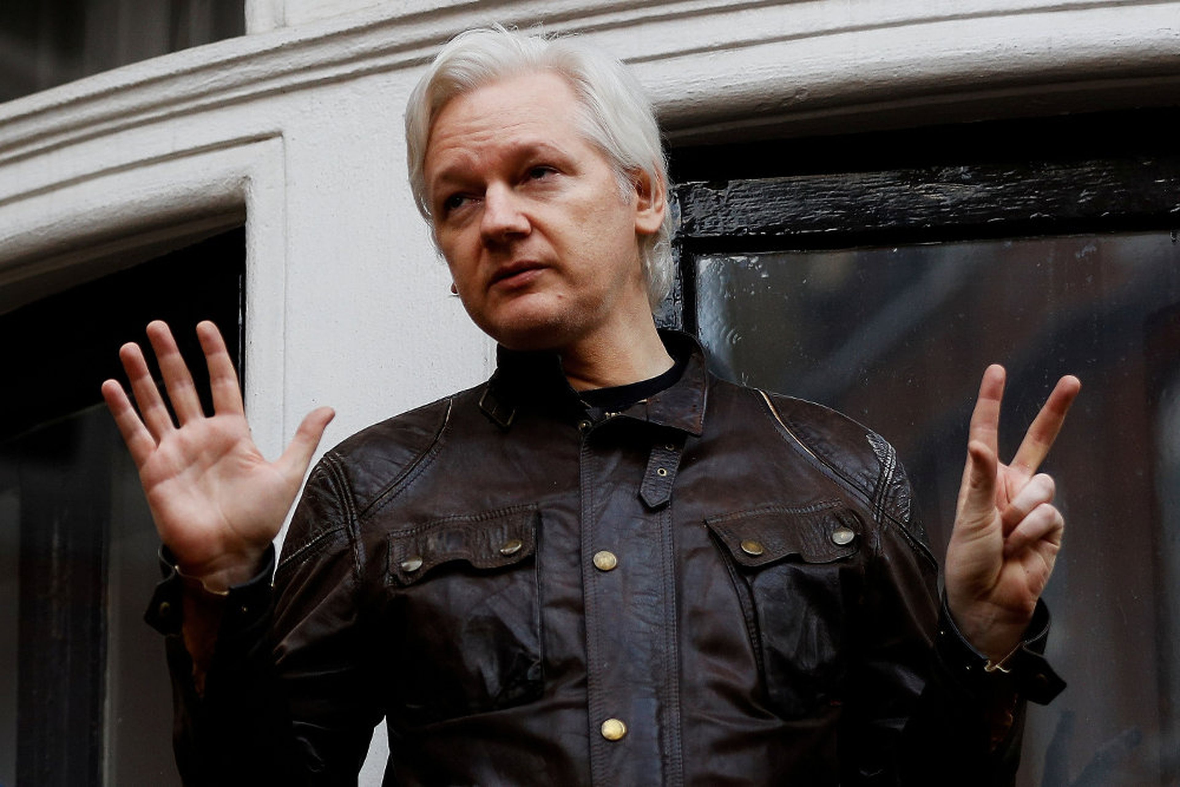 El fundador de WikiLeaks, Julian Assange, se ve en el balcón de la Embajada de Ecuador en Londres, Gran Bretaña, 19 de mayo de 2017.
