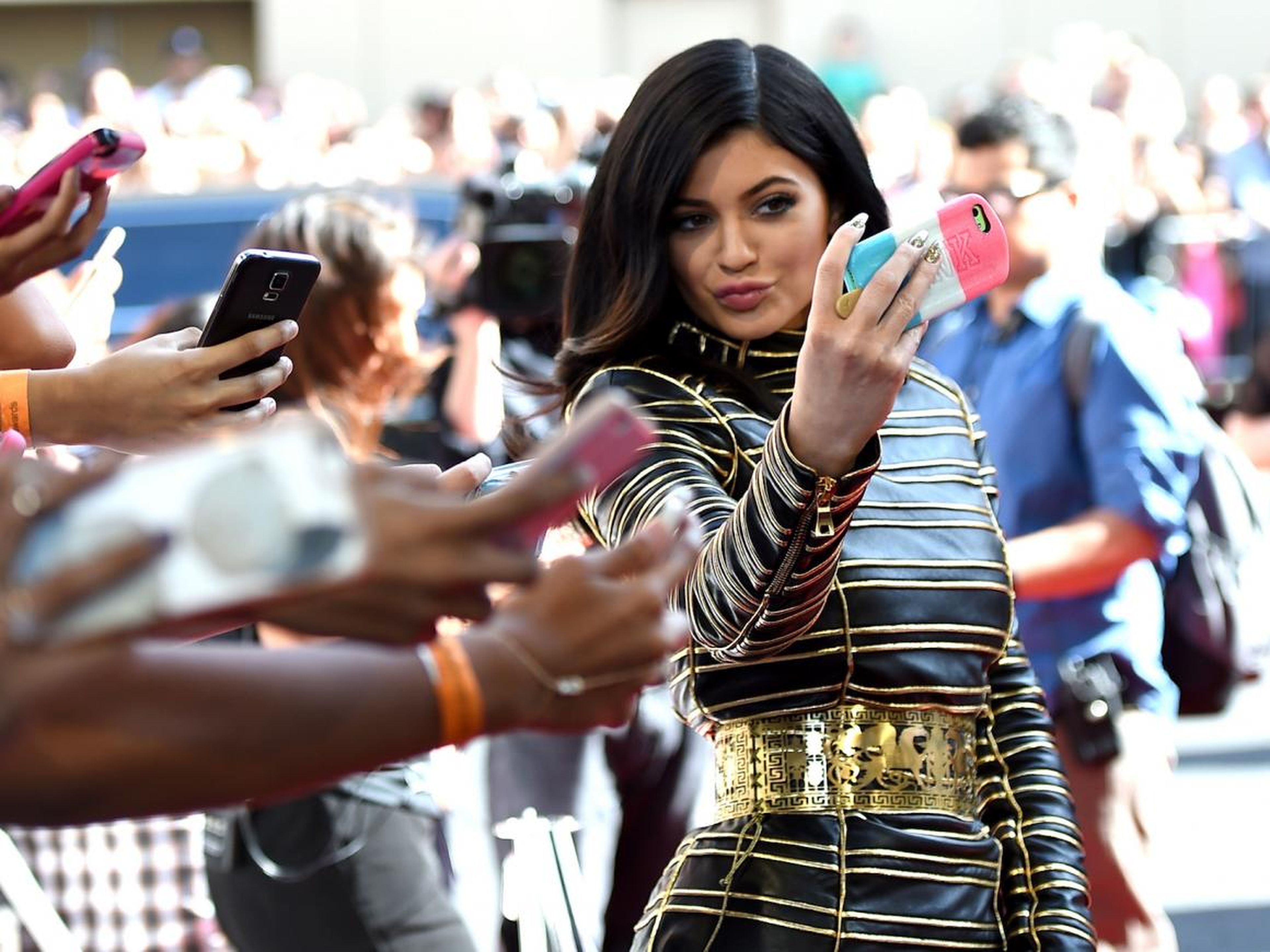 Kylie Jenner aprovechó su base de fans en las redes sociales para construir los 900 millones de dólares de Kylie Cosmetics.