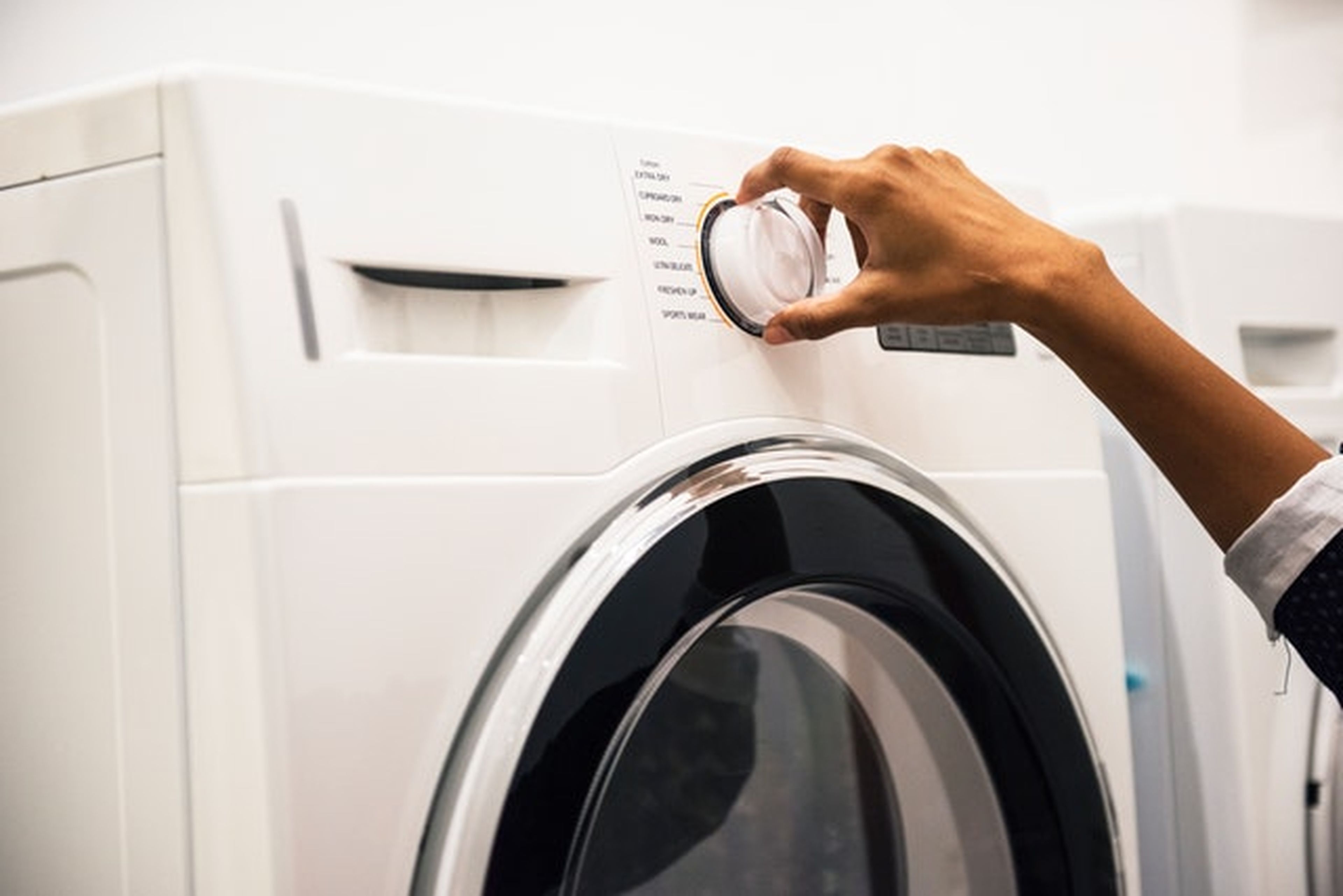Lavar con agua fría y dejar que la lavadora se llene es otra buena opción medioambiental