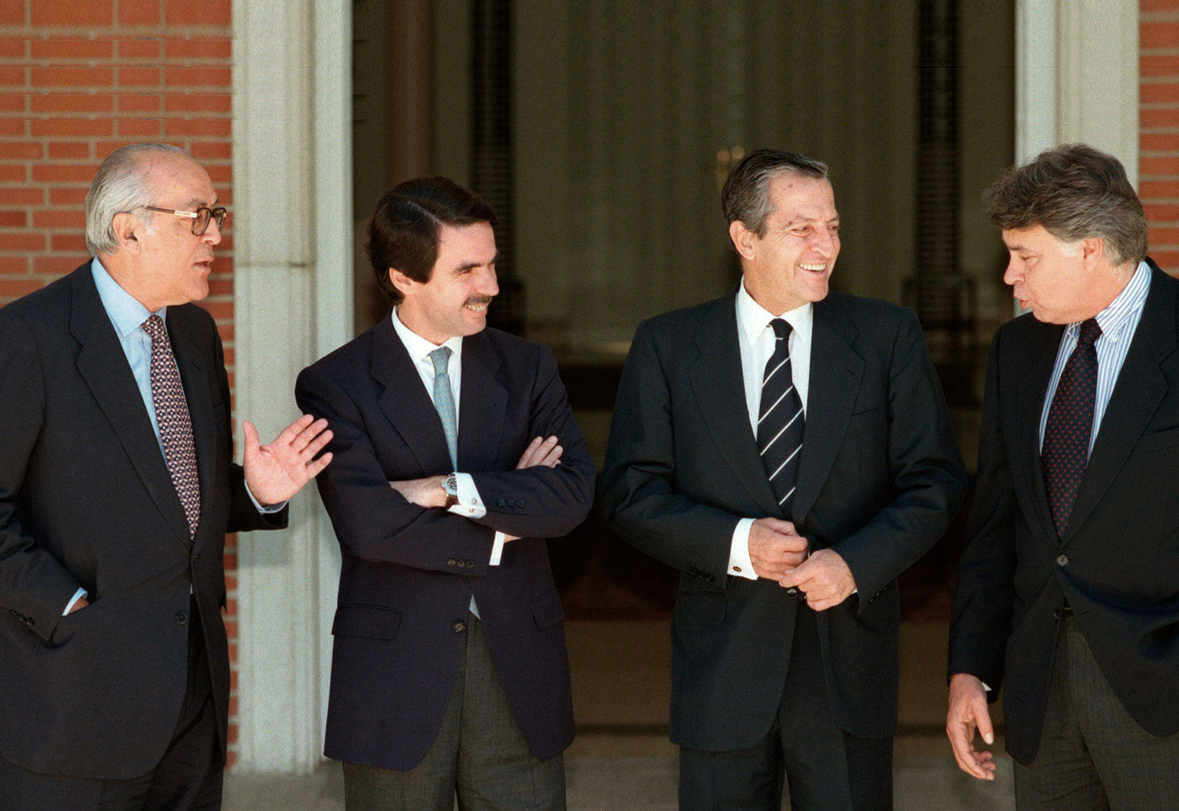 Leopoldo Calvo Sotelo, José María Aznar, Adolfo Suárez y Felipe González, en una imagen de archivo.