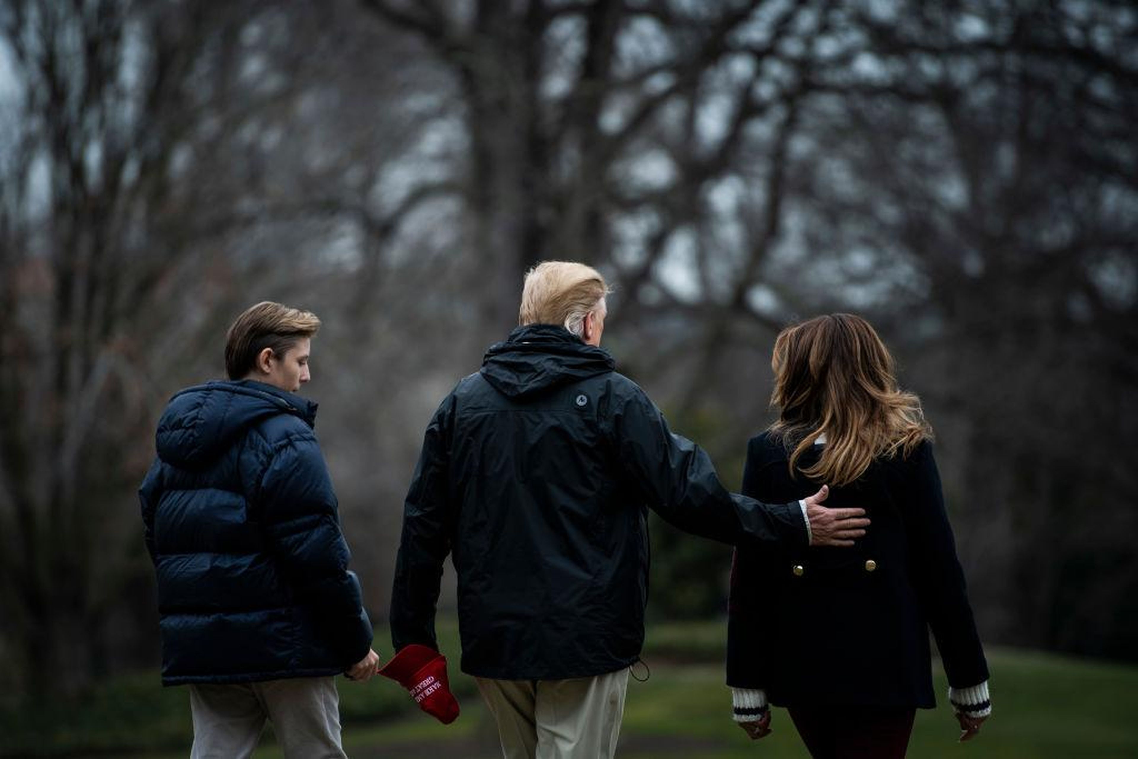 El presidente Donald J. Trump, la primera dama Melania Trump, y su hijo Barron Trump caminan hacia Marine One para salir de La Casa Blanca. Viernes 8 de marzo de 2019, Washington DC.