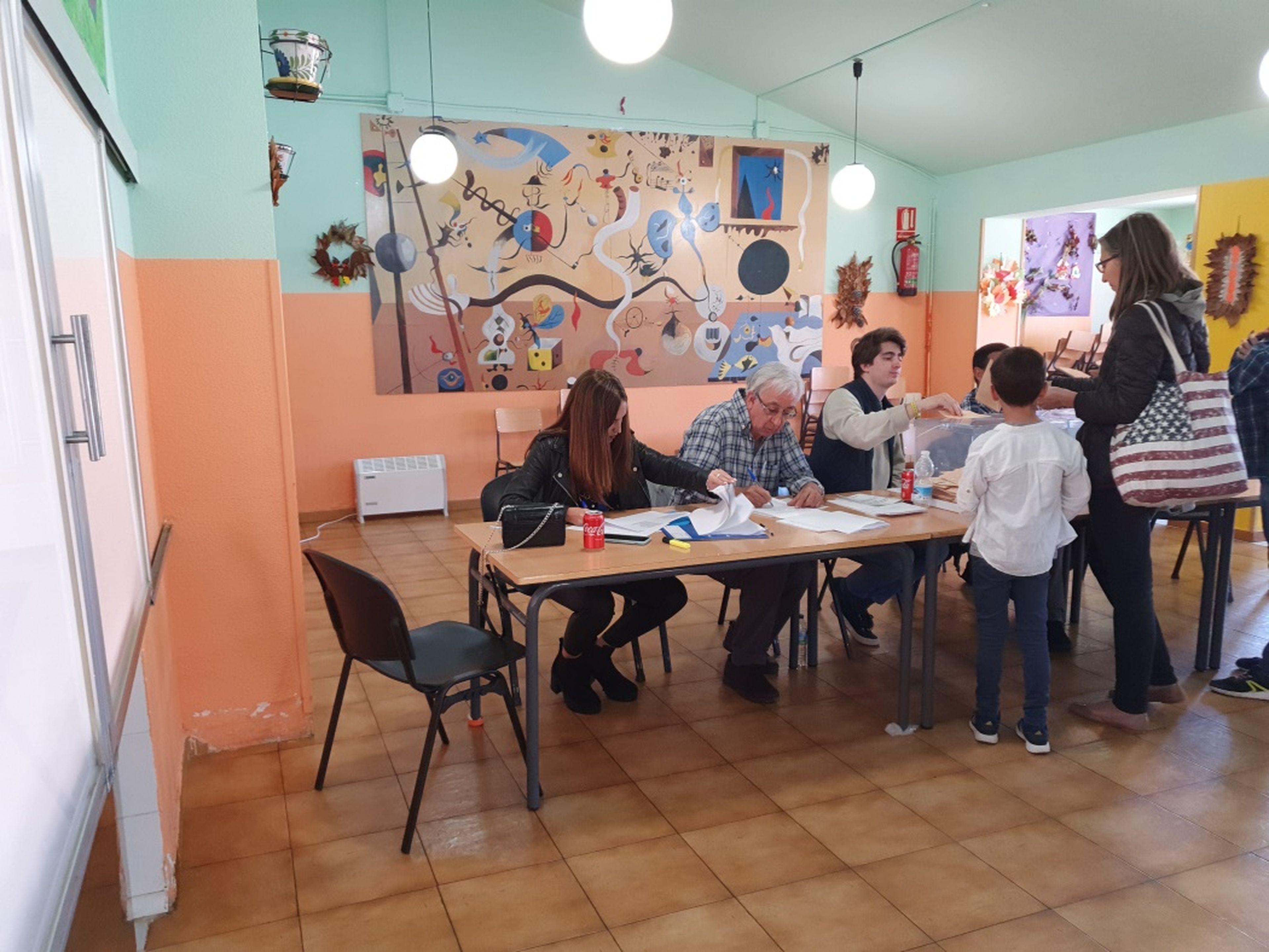Mesa electoral en el comedor de un colegio de Collado Mediano