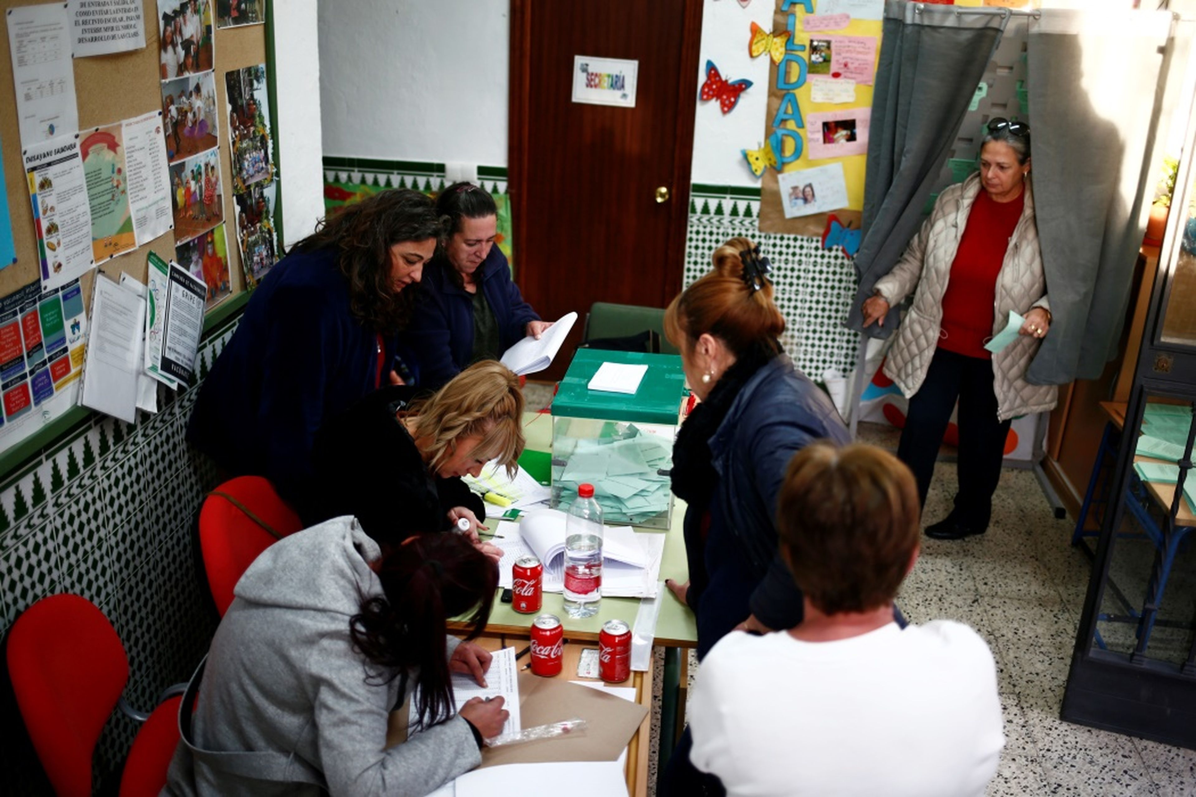 Una mesa electoral en Parauta, Málaga, en las elecciones andaluzas de 2018.