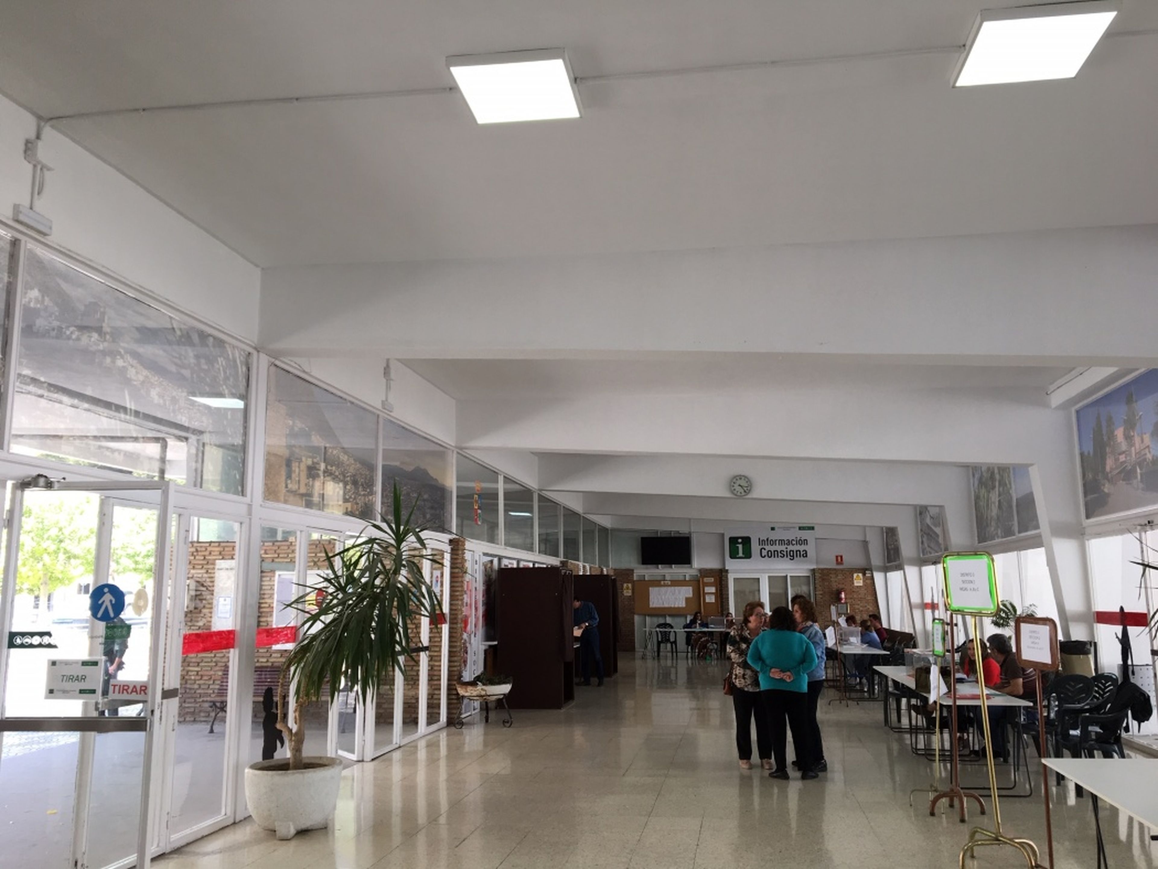 Mesa electoral en la estación de autobuses de Martos