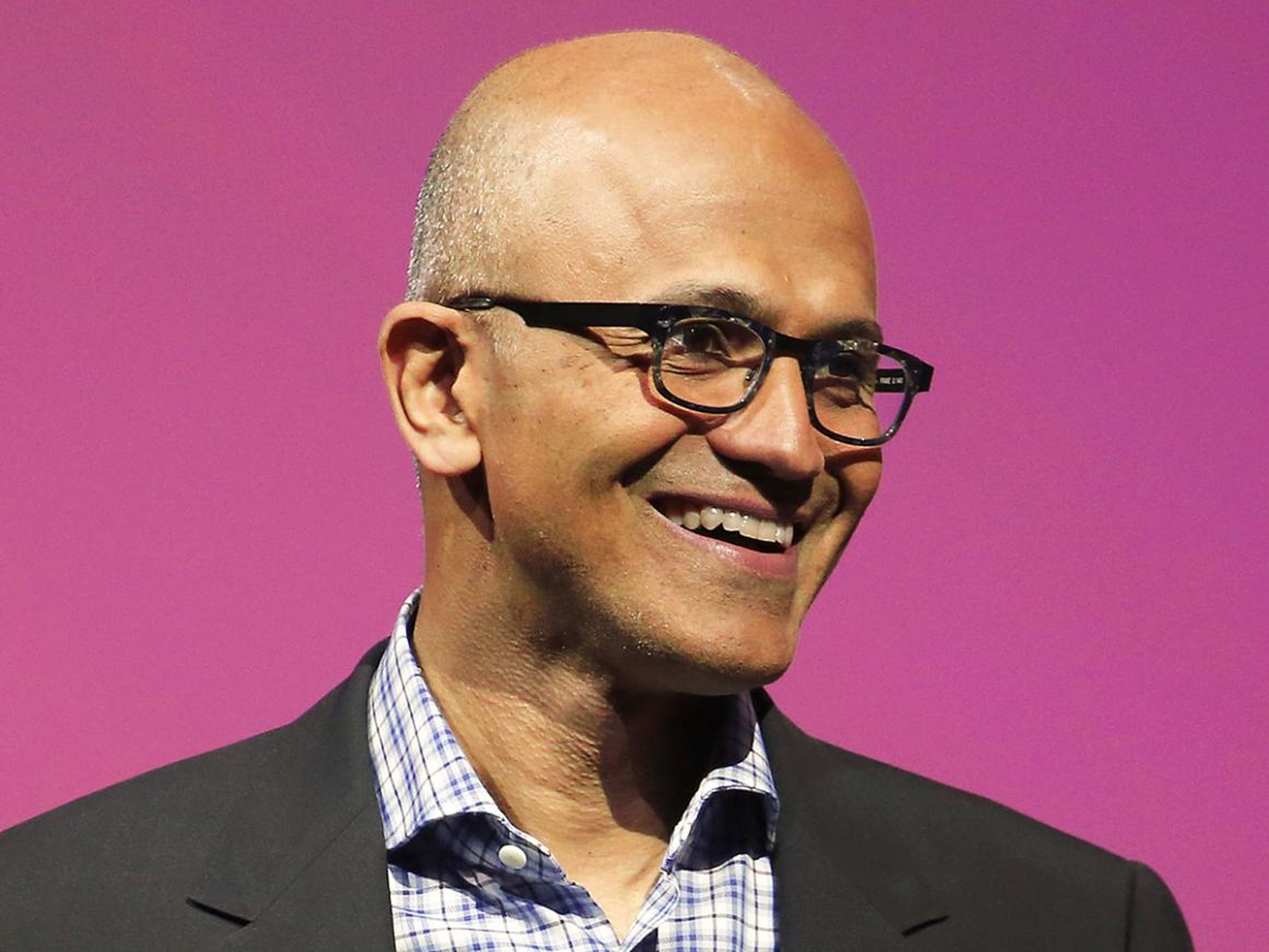 La directora general de Microsoft, Satya Nadella, asegura que el futuro de la compañía pasa por la inteligencia artificial y la realidad aumentada.