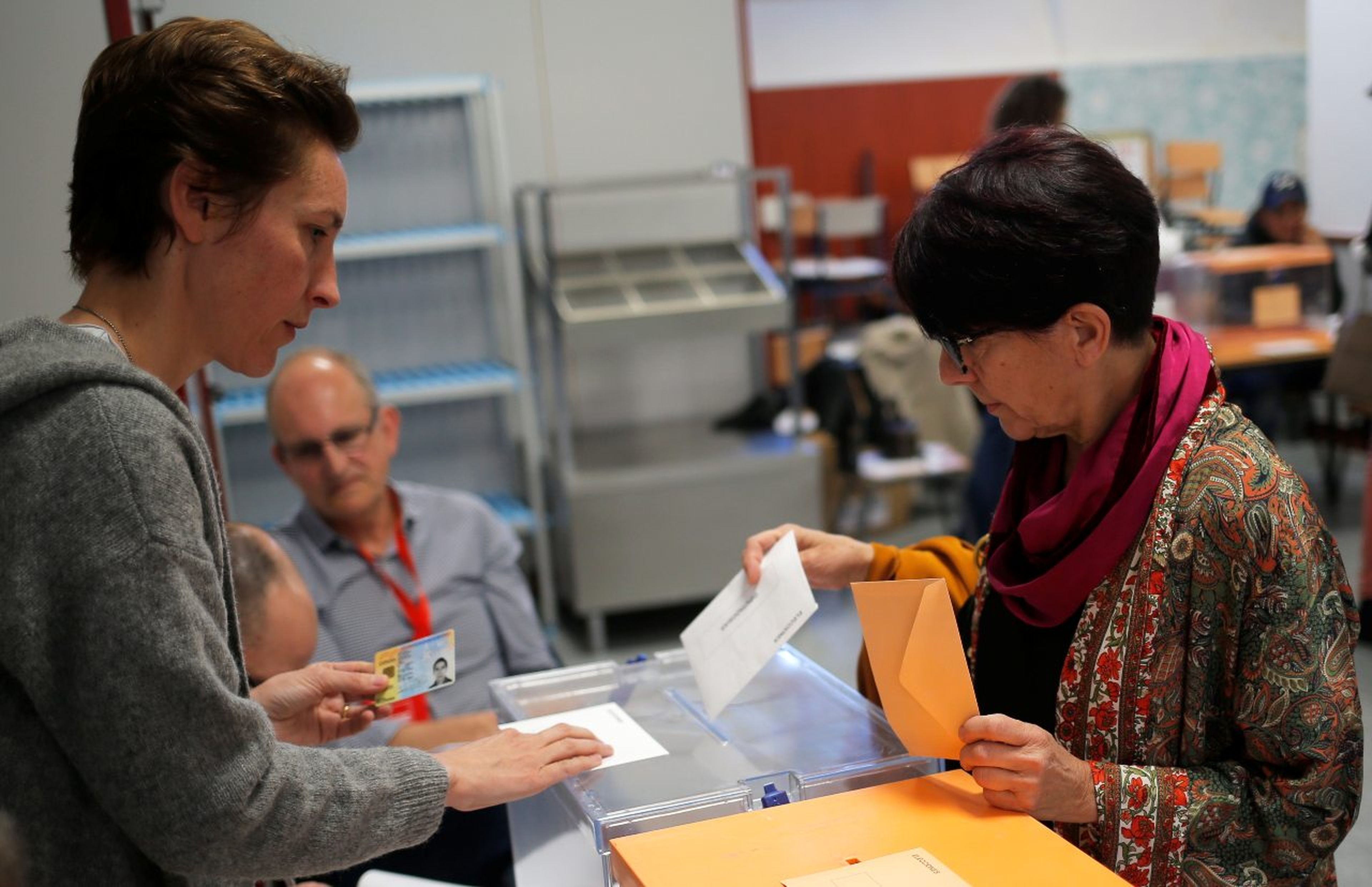Una mujer deposita su voto en las urnas de las Elecciones Generales de 2019