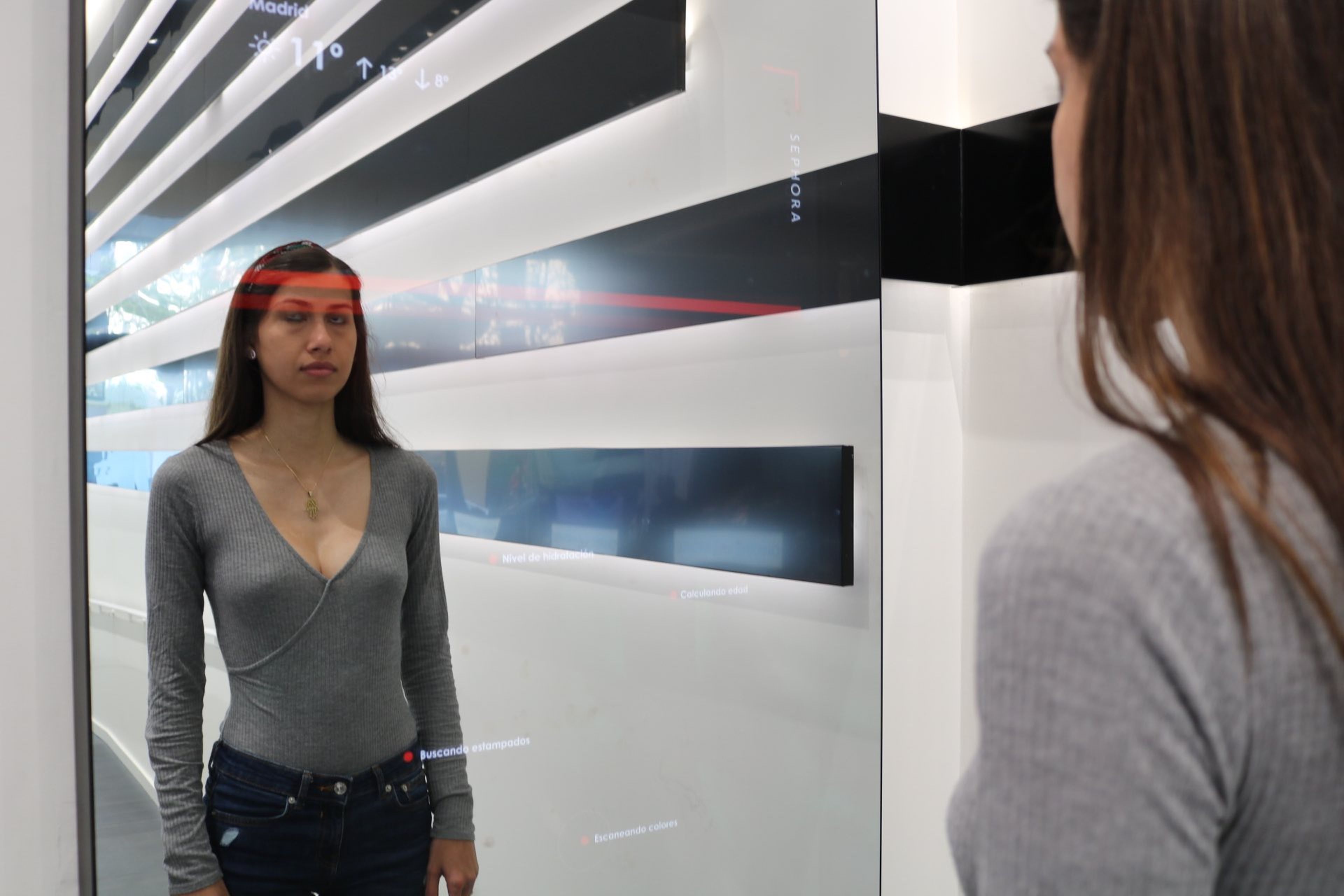 Mujer probando espejo con inteligencia artificial de Sephora.