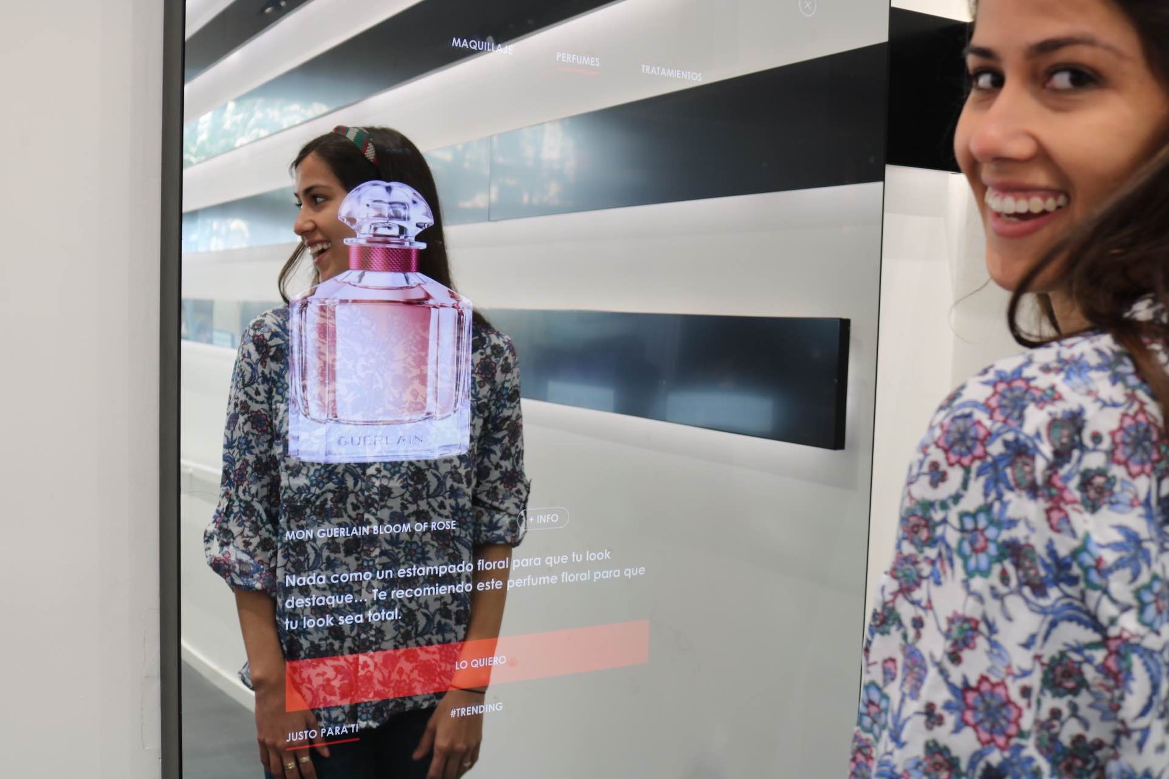 Mujer probando espejo con inteligencia artificial de Sephora.