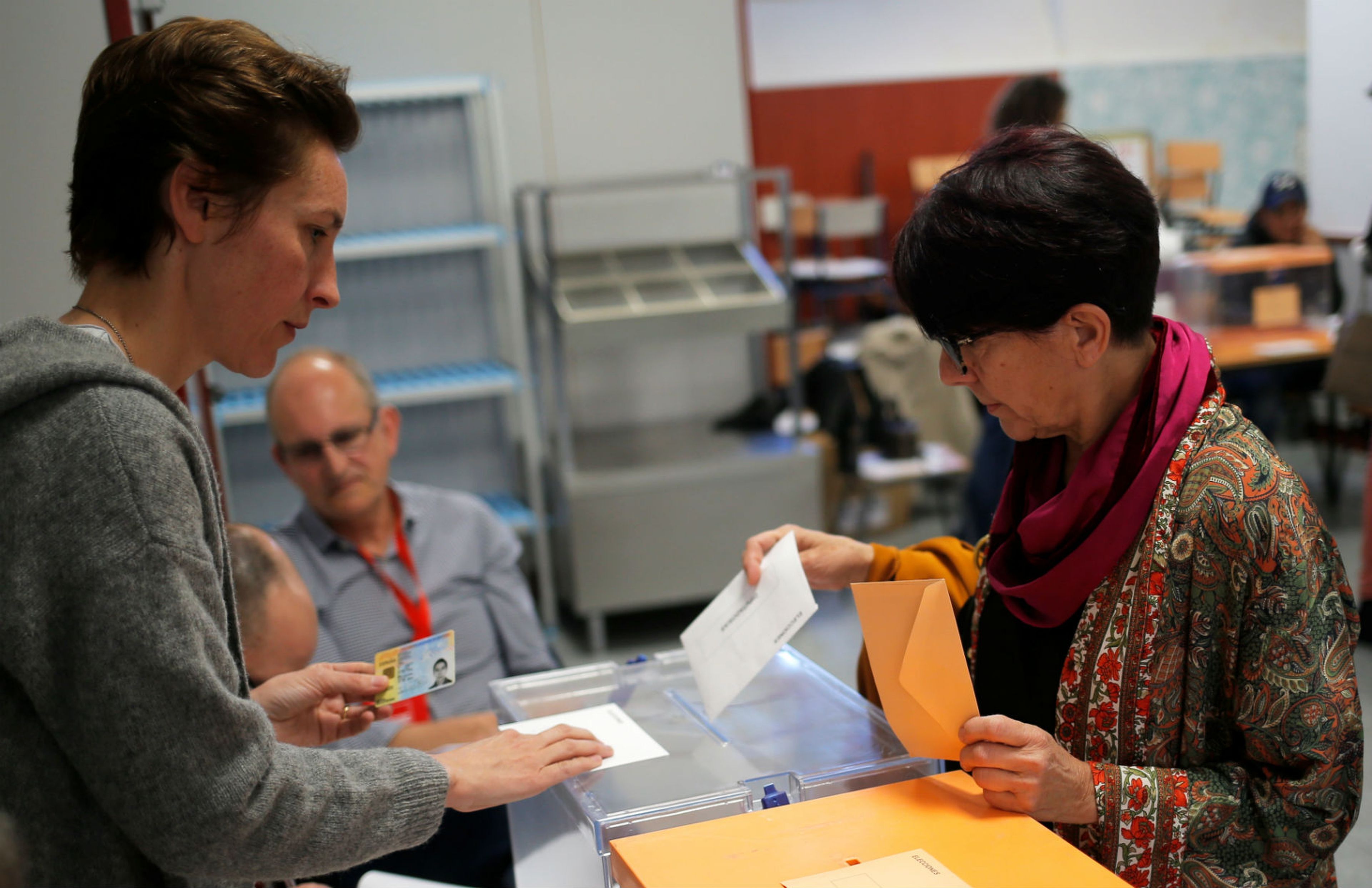 Una mujer vota en las elecciones generales de 2019 celebradas el 28 de abril.