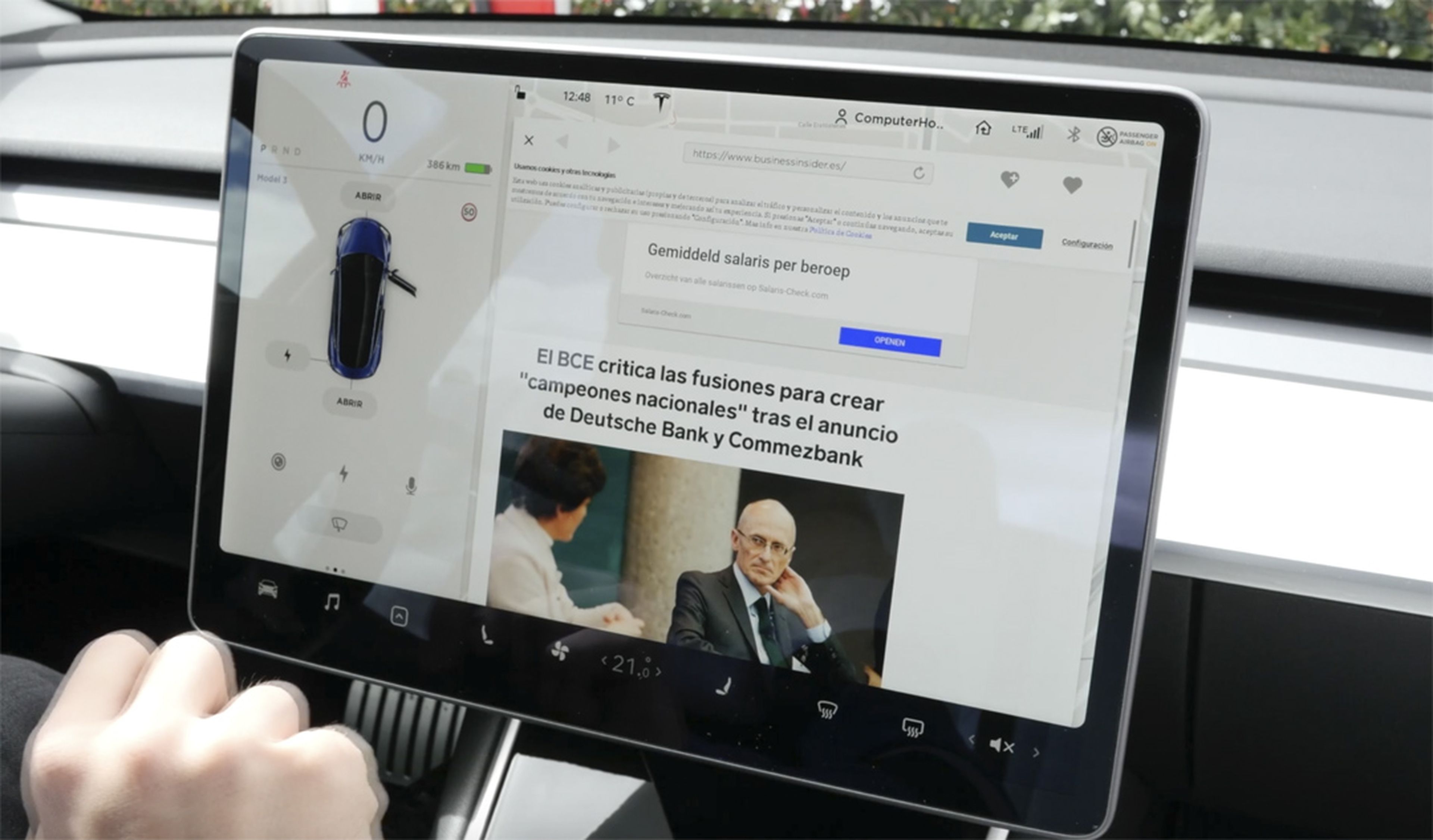 Leyendo Business Insider España a bordo de un Tesla Model 3